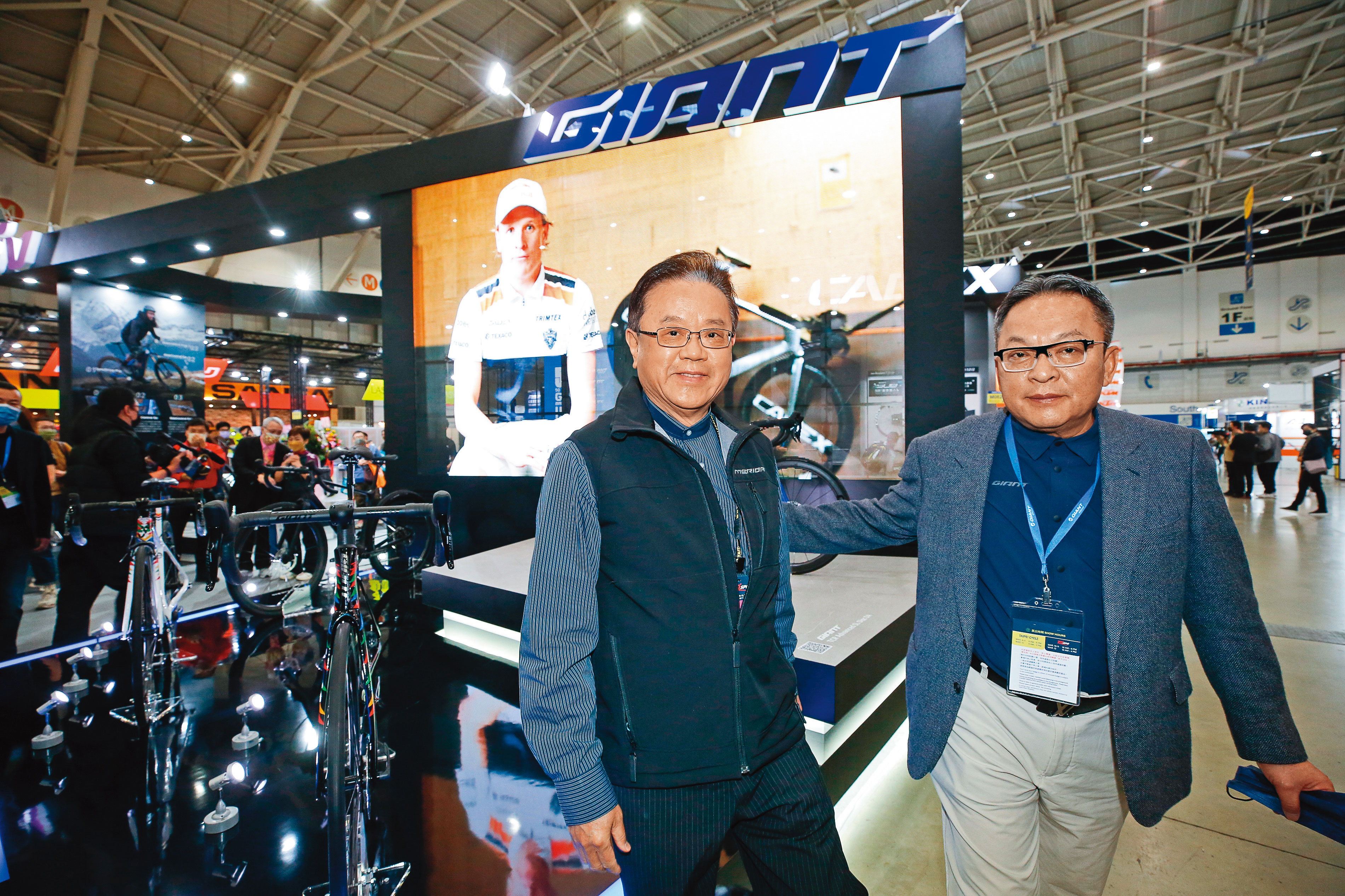 巨大和美利達2位「老大哥」，近年在E-Bike上都獲得亮眼成績。圖為美利達董事長曾崧柱（左）、巨大執行長劉湧昌（右）。