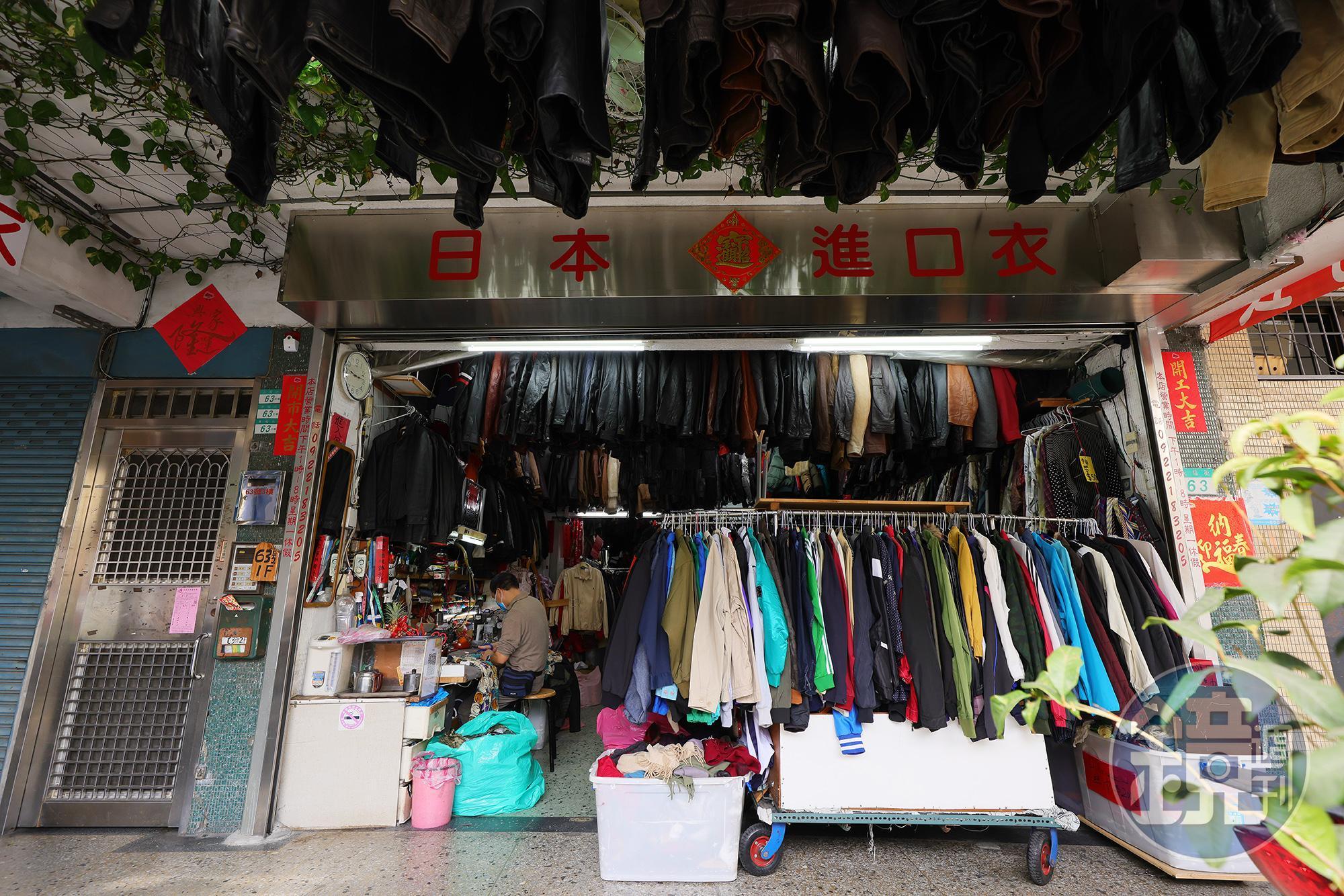 店內的二手衣數量眾多，路過還會以為是洗衣店。