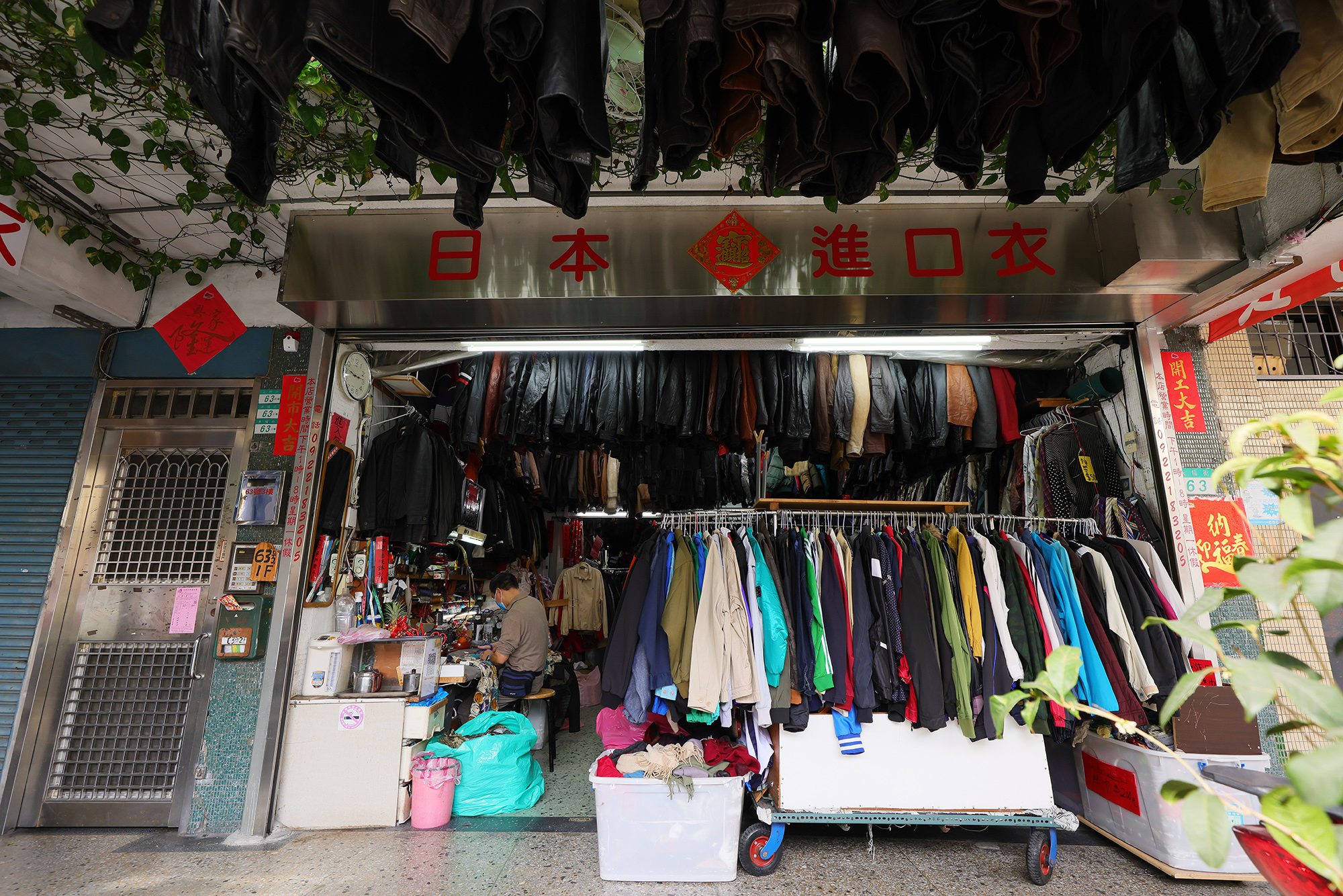 店內的二手衣數量眾多，路過還會以為是洗衣店。