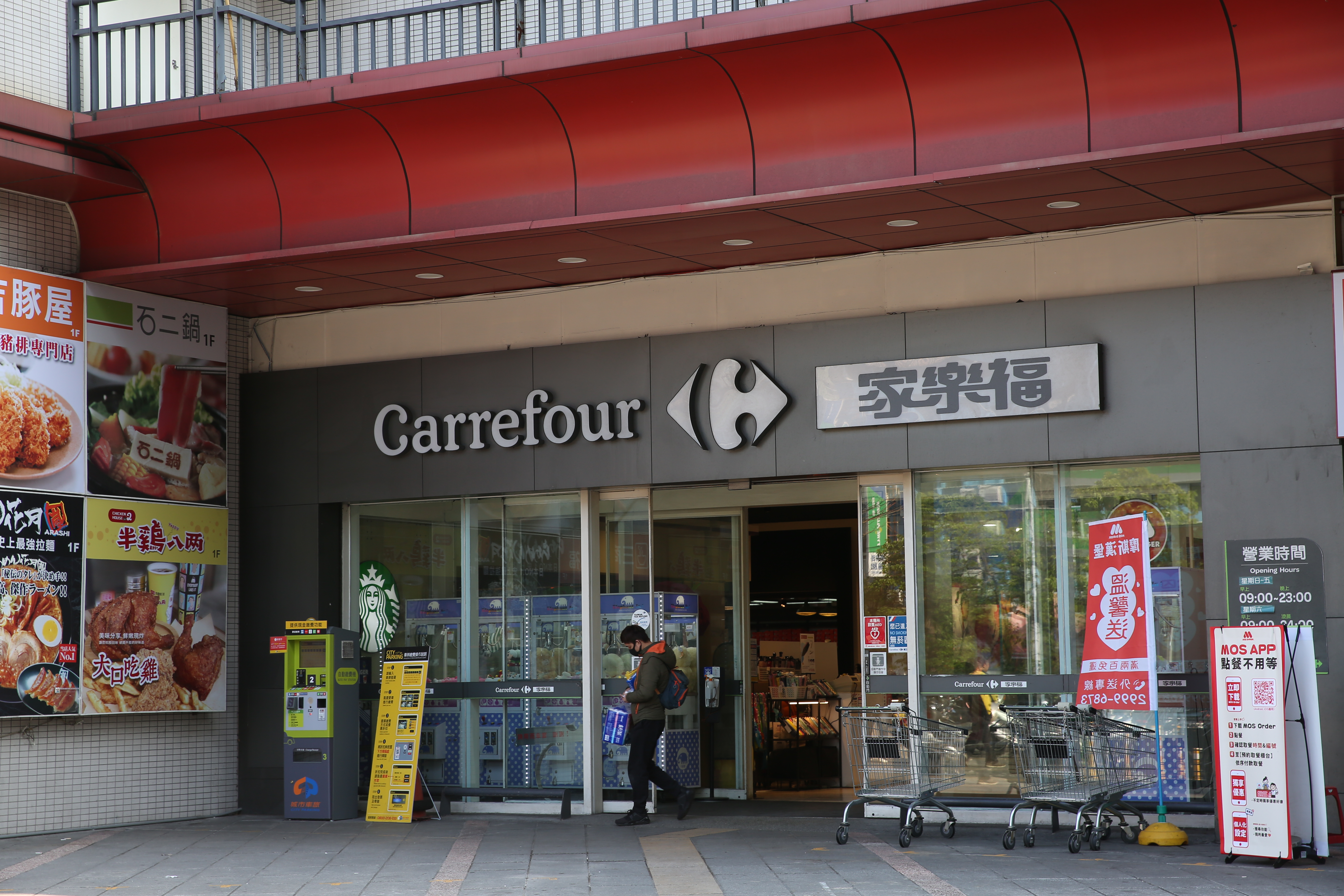 一名網友在家樂福線上商城購買知名餐包，卻收到效期只有1天的商品。（本刊資料照）