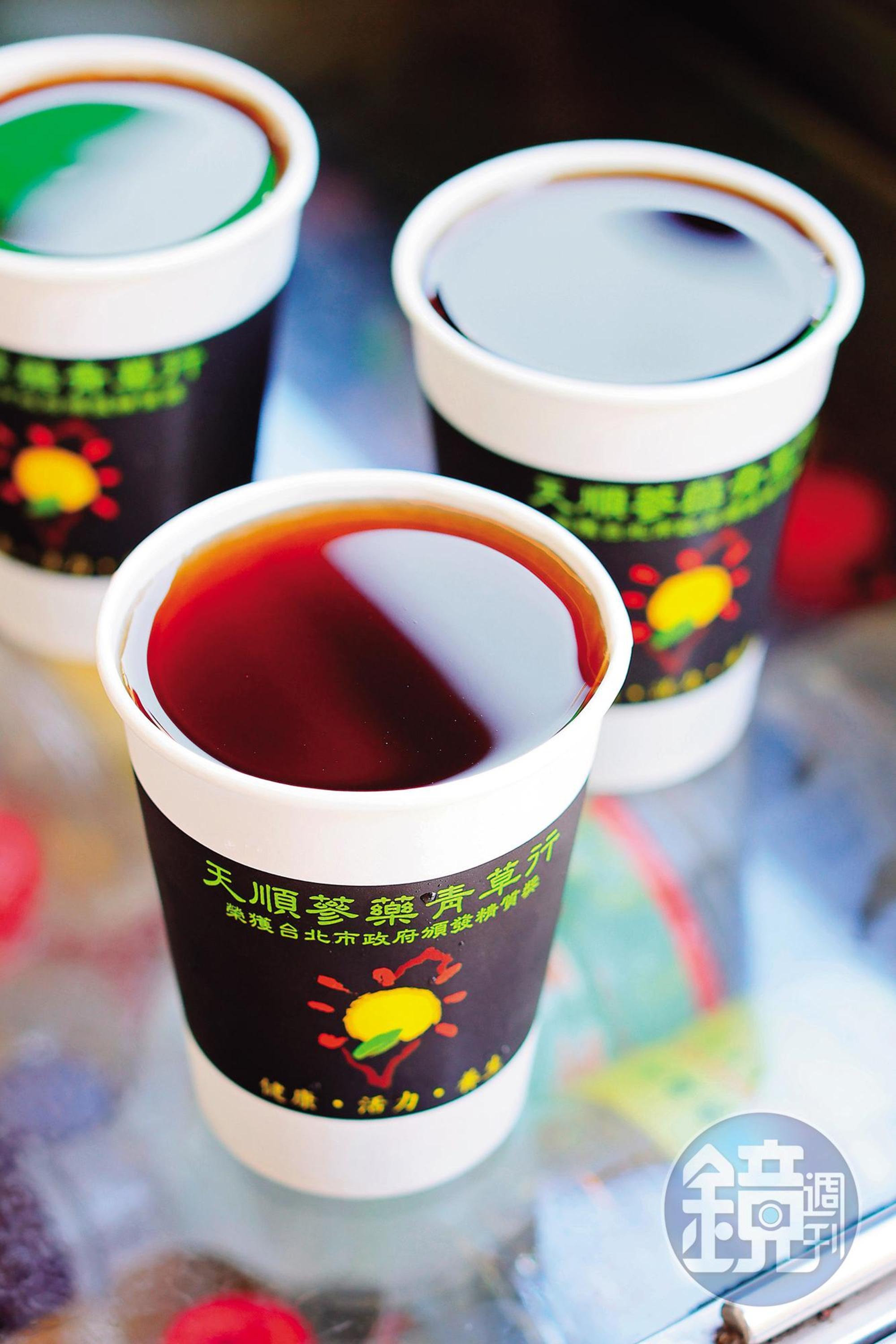 「天順蔘藥青草行」的招牌飲品是號稱萬華苦度值第一的「苦茶」。（25元／小杯）
