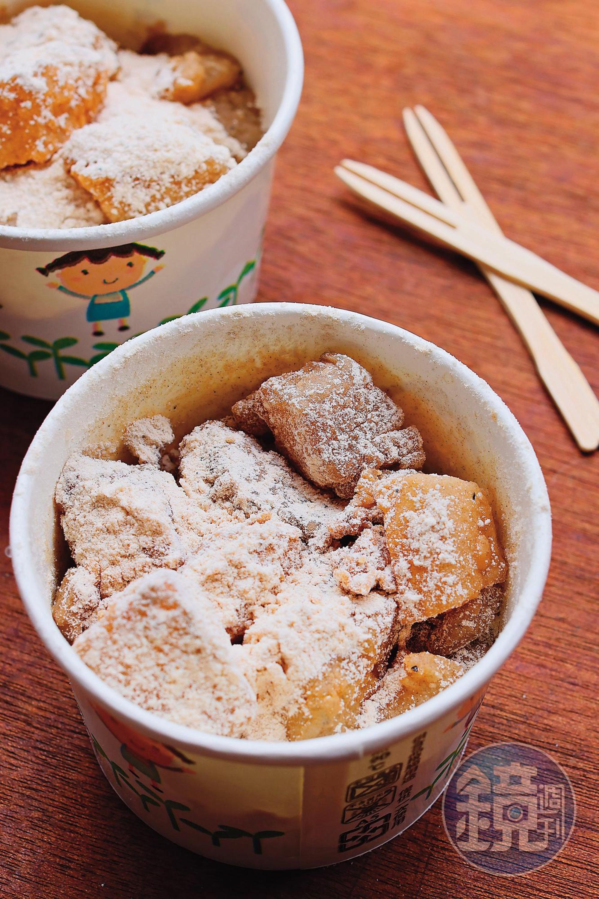 撒上香濃細緻麵茶粉的庶民甜點「涼粉」，美味程度一點都不輸日式蕨餅。（40元／杯）