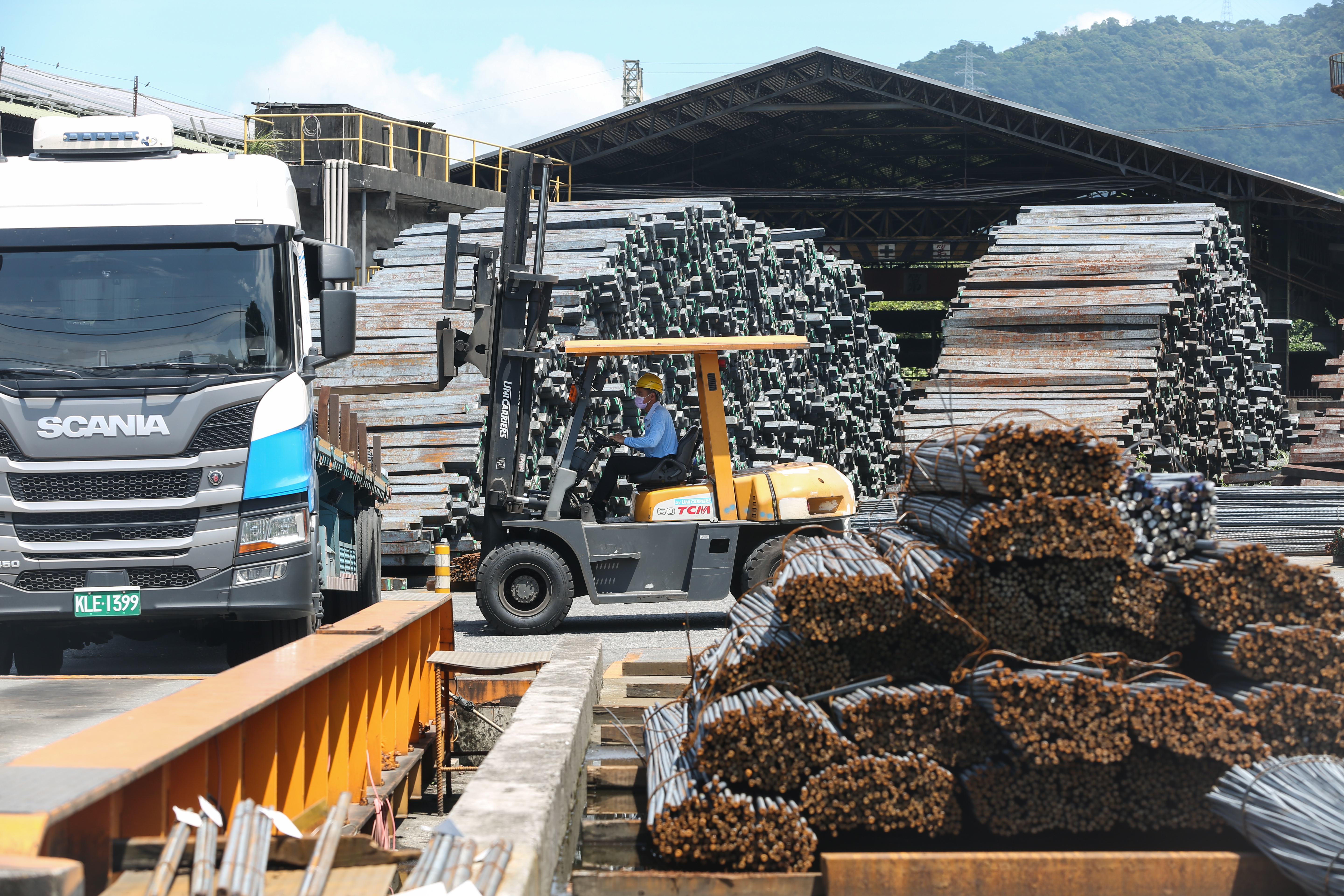 鋼鐵相關次產業分類繁雜，專家認為，在歐、美積極發展基礎建設下，鋼胚及條鋼業者受惠程度大。