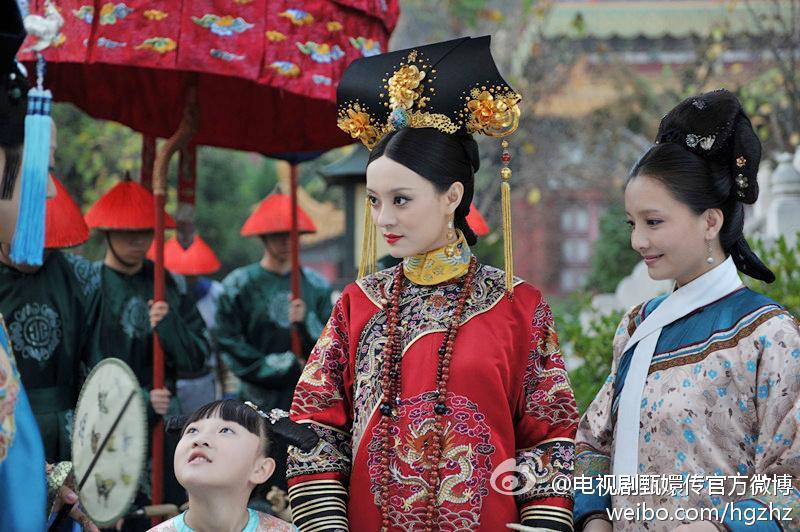 電視劇《後宮甄嬛傳》紅遍兩岸三地,也讓主角甄嬛(中)的原型熹妃廣受戲迷討論。(翻攝自電視劇後宮甄嬛傳官方微博)