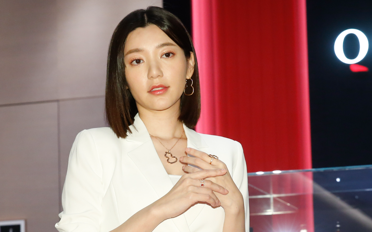 郭雪芙展示Qeelin推出的Wulu 18系列珠寶。