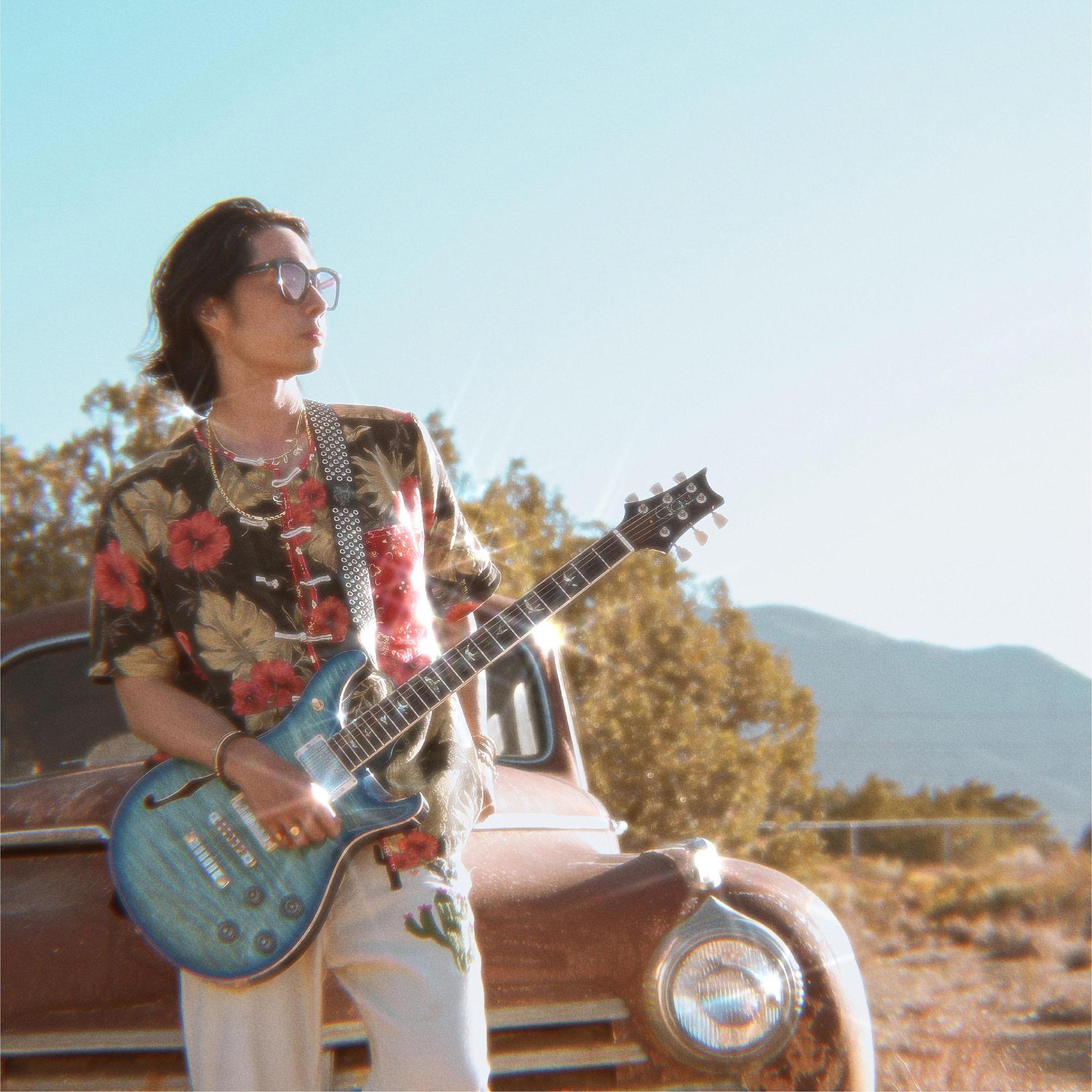 全球籠罩在新冠疫情中,吳建豪除了做音樂,還在練習打靶。(環球音樂提供)