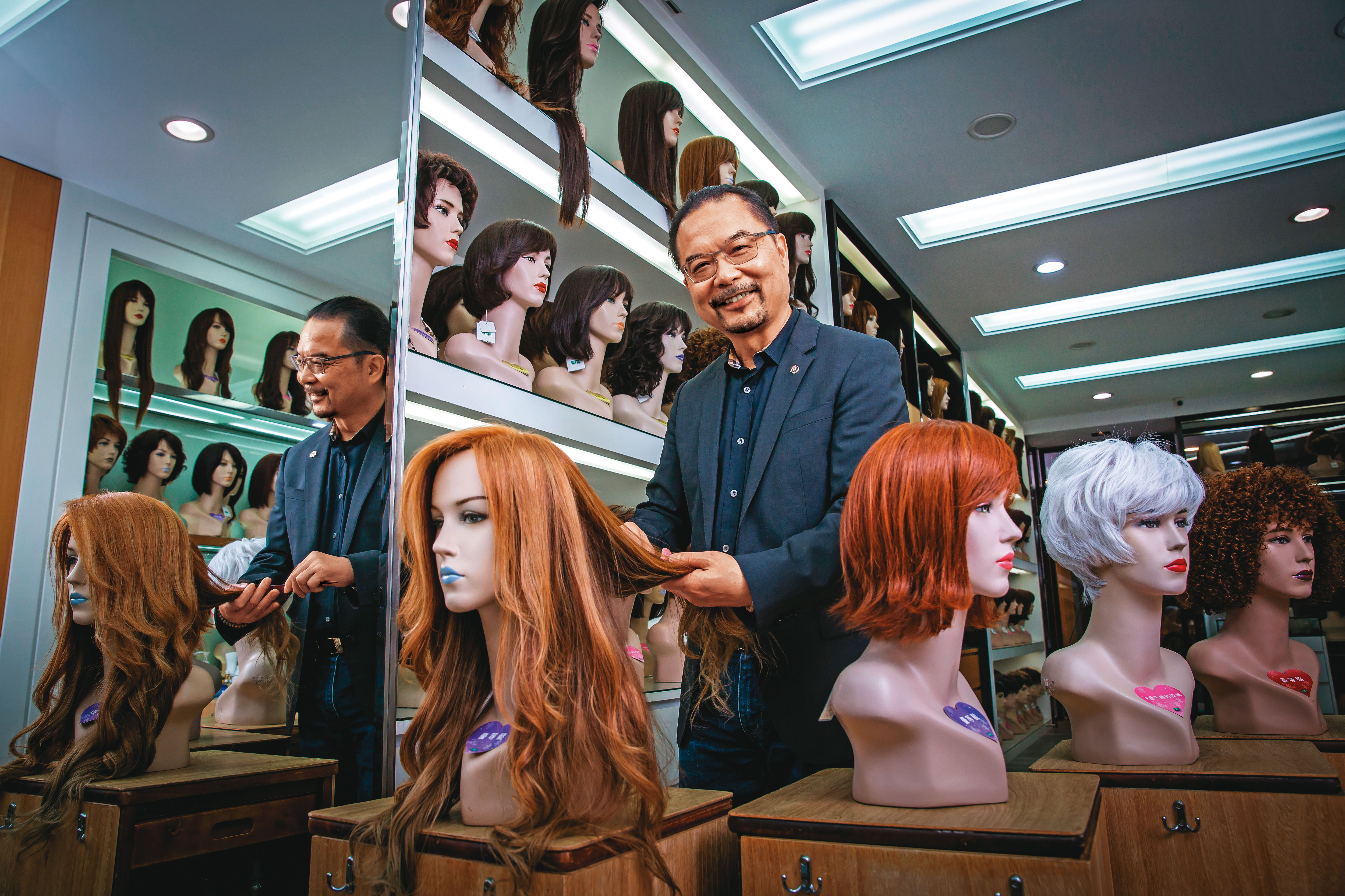 美髮師出身的鍾日生，30年前創得意假髮，一條龍包辦原料收購、配料設計與生產，16間直營門市去年年收1.5億元。