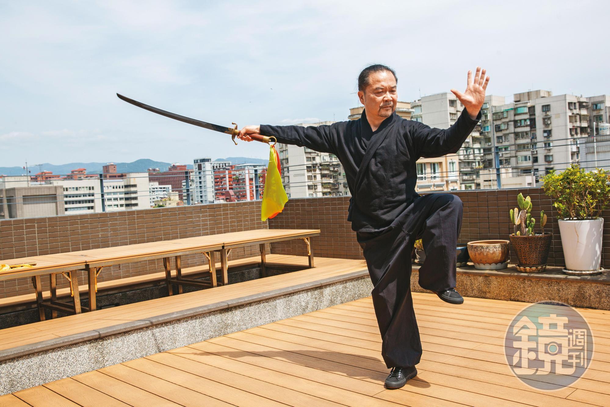 鍾日生是工作狂，365天全年無休，為儲備體力，每天早起練武。