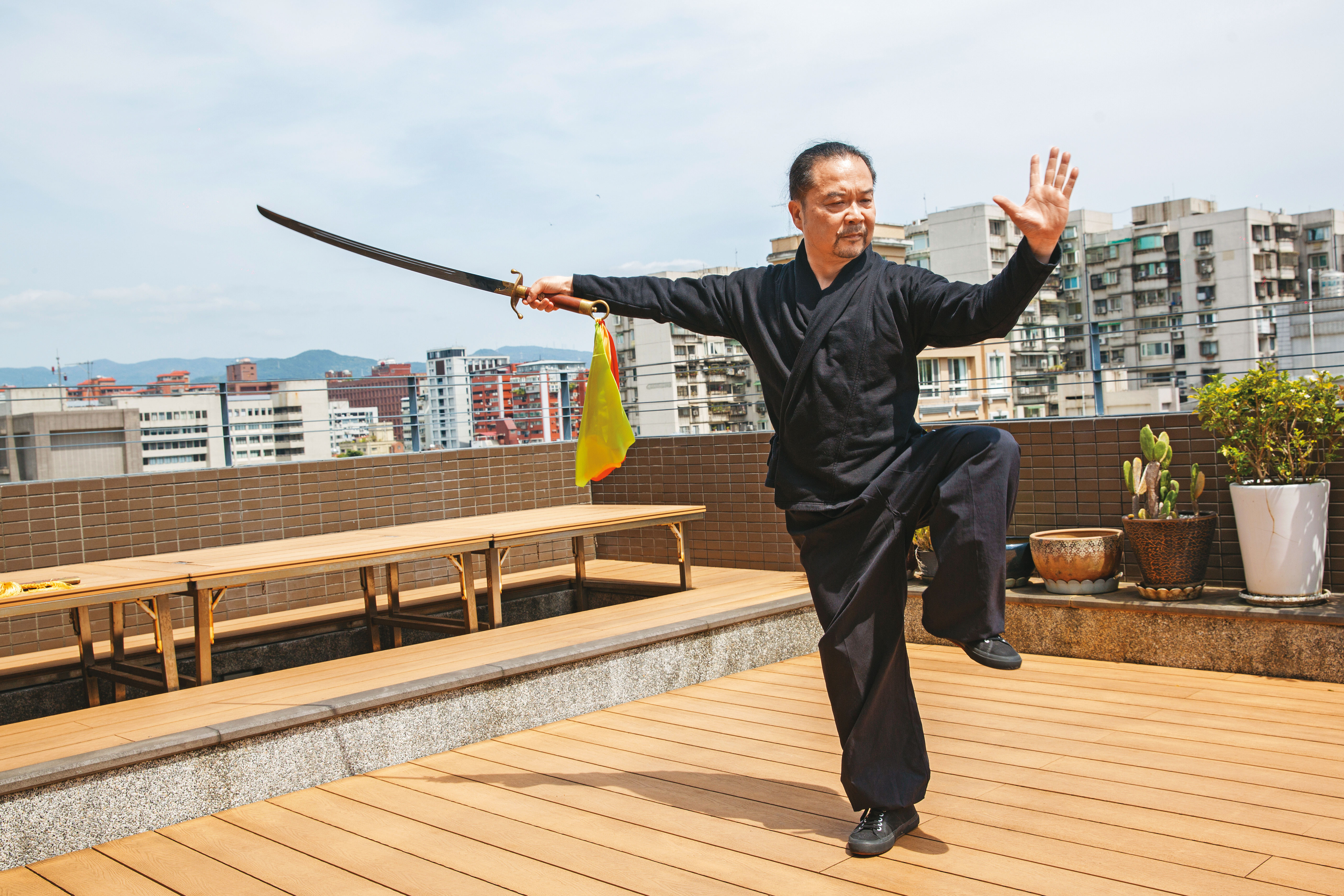 鍾日生是工作狂，365天全年無休，為儲備體力，每天早起練武。