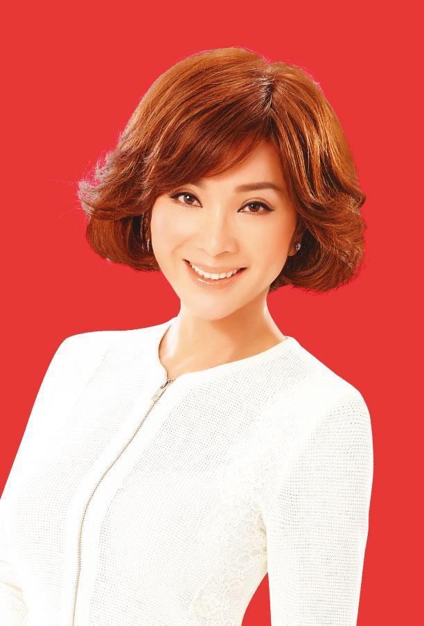 藝人陳美鳳因上鏡頭需要經常變換髮型，從死忠鐵粉變成品牌代言人。（翻攝得意假髮官網）