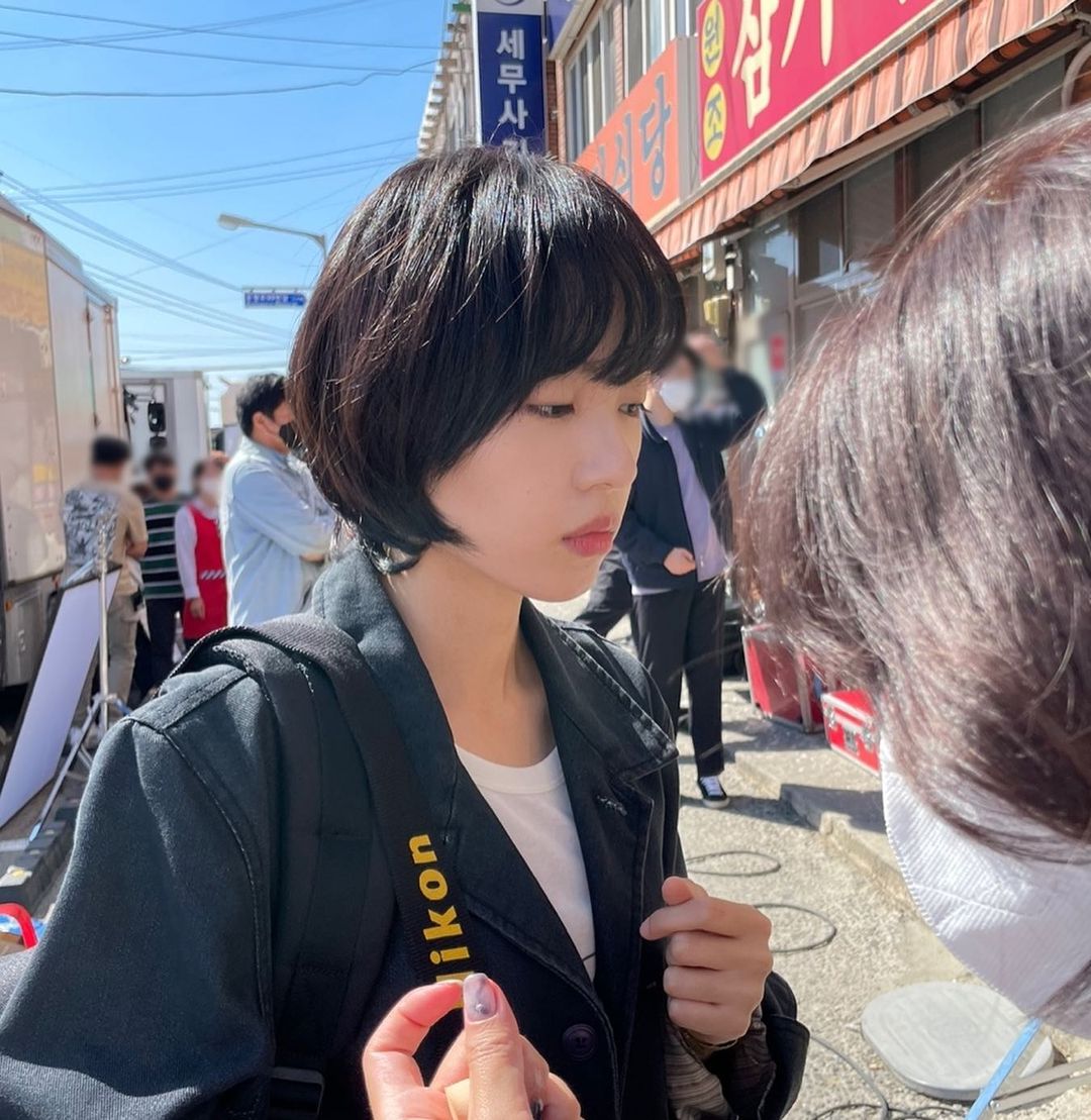 孔聖河在劇中飾演網路媒體的新人記者，堅決從不同角度切入事件進行報導。（翻攝自孔聖河Instagram）