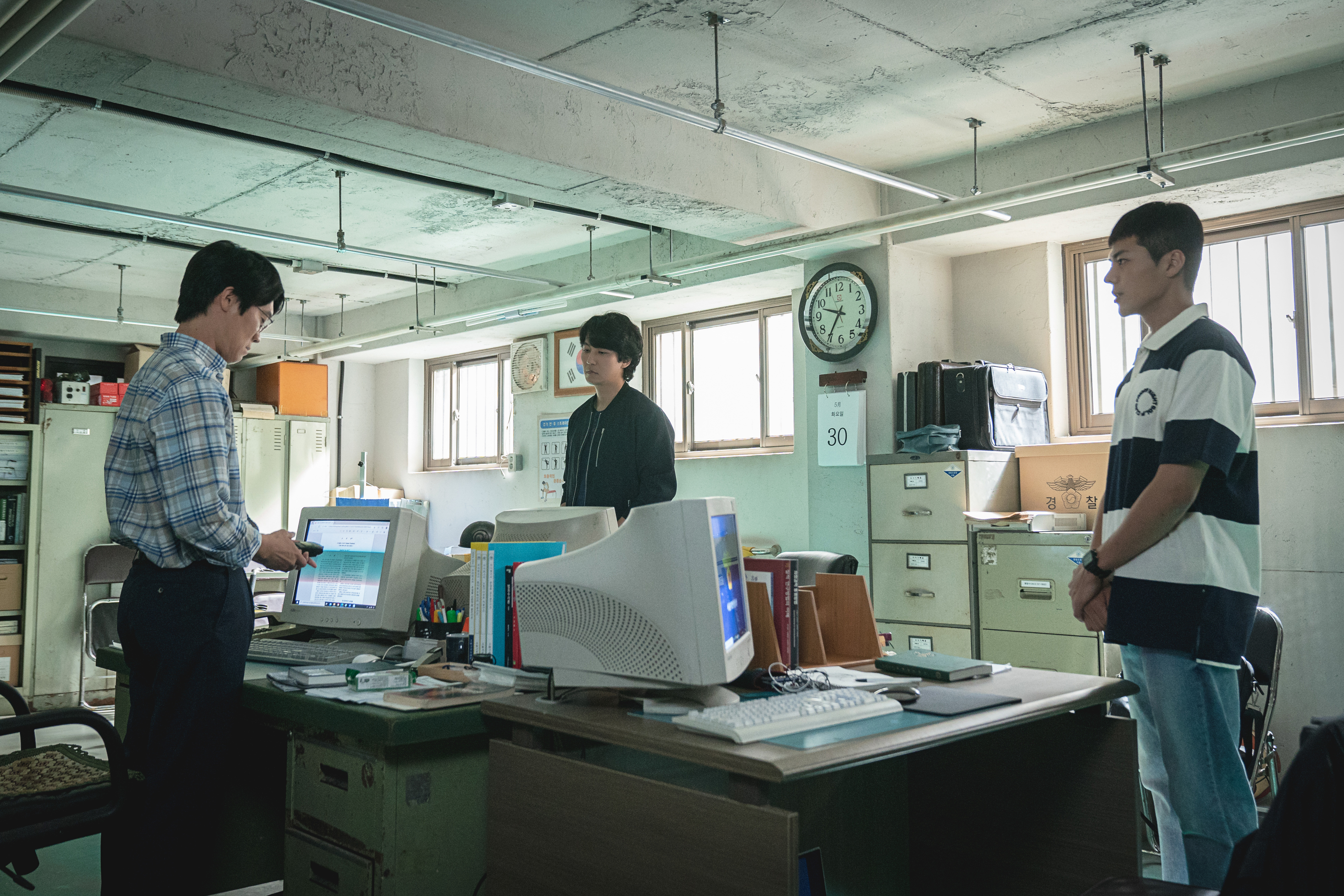 《解讀惡之心的人們》中陳善圭(左)挖角金南佶、厲雲組成犯罪行動分析組,因不受重視只能使用破舊的辦公室辦公。(愛奇藝國際站提供)