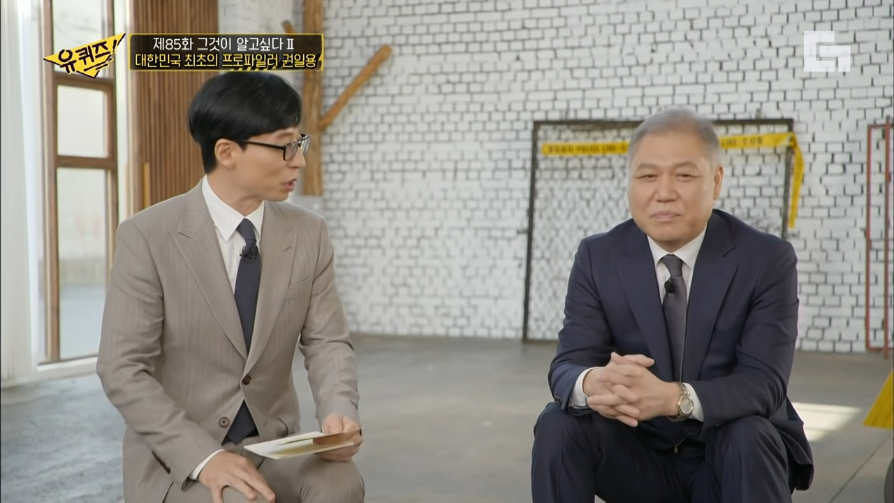 權日勇(右)上劉在錫的節目《劉QUIZ ON THE BLOCK》時透露自己退休是因長年承受精神壓力,健康亮紅燈。(翻攝自tvN)