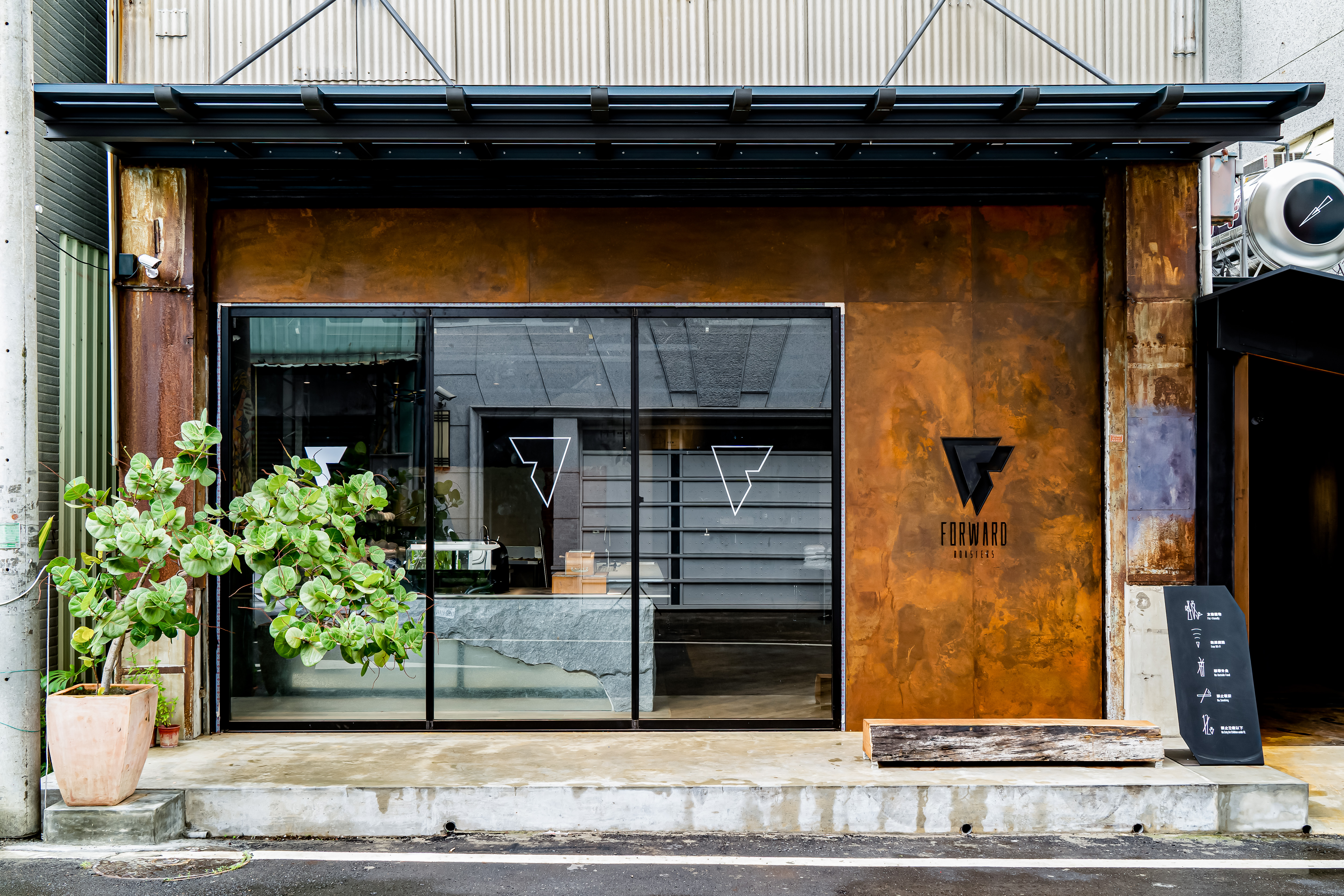 大門面以鐵件薄板做鏽，質感的呈現上很棒。