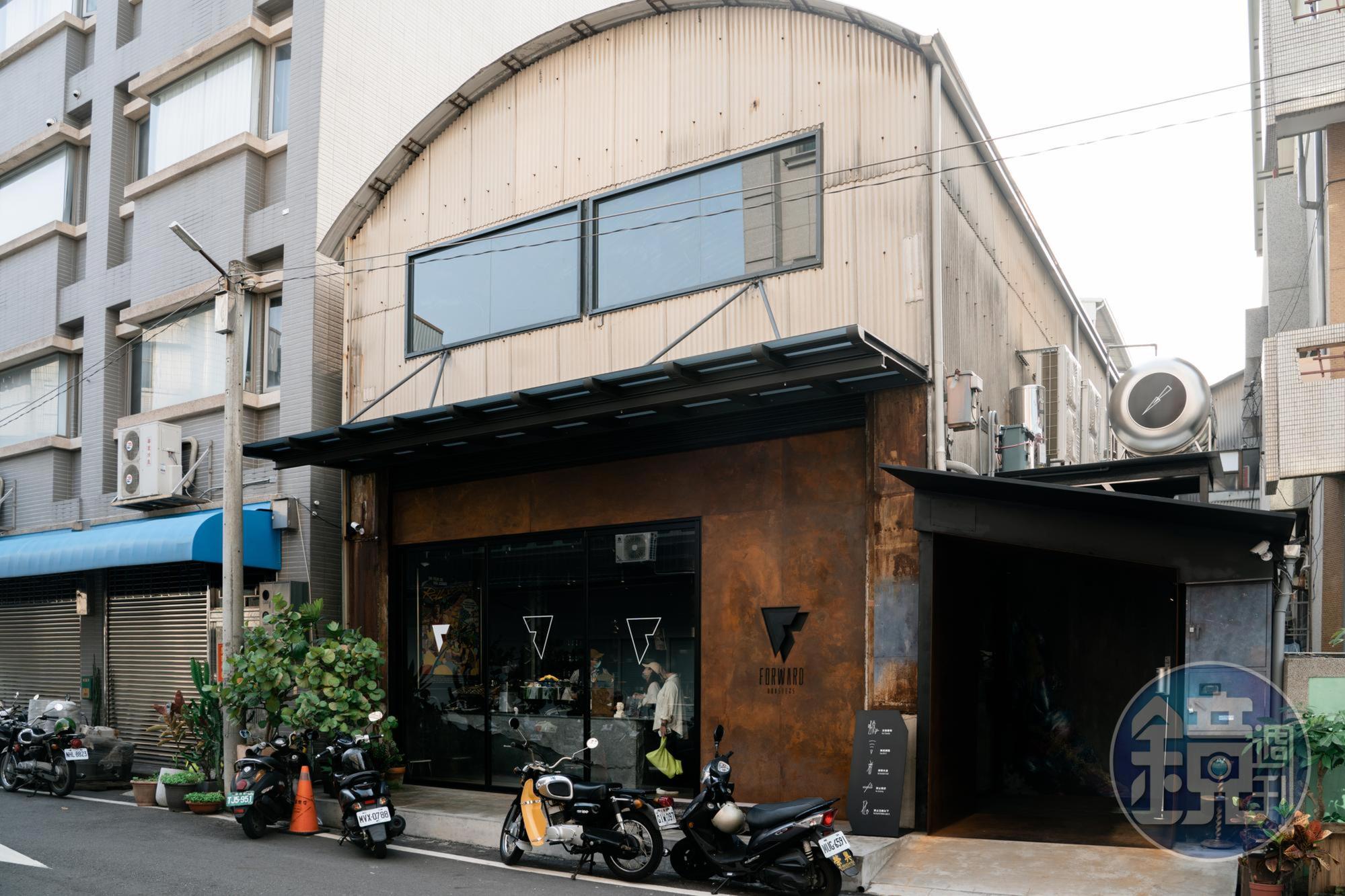 舊店與新店僅有一步之遙。