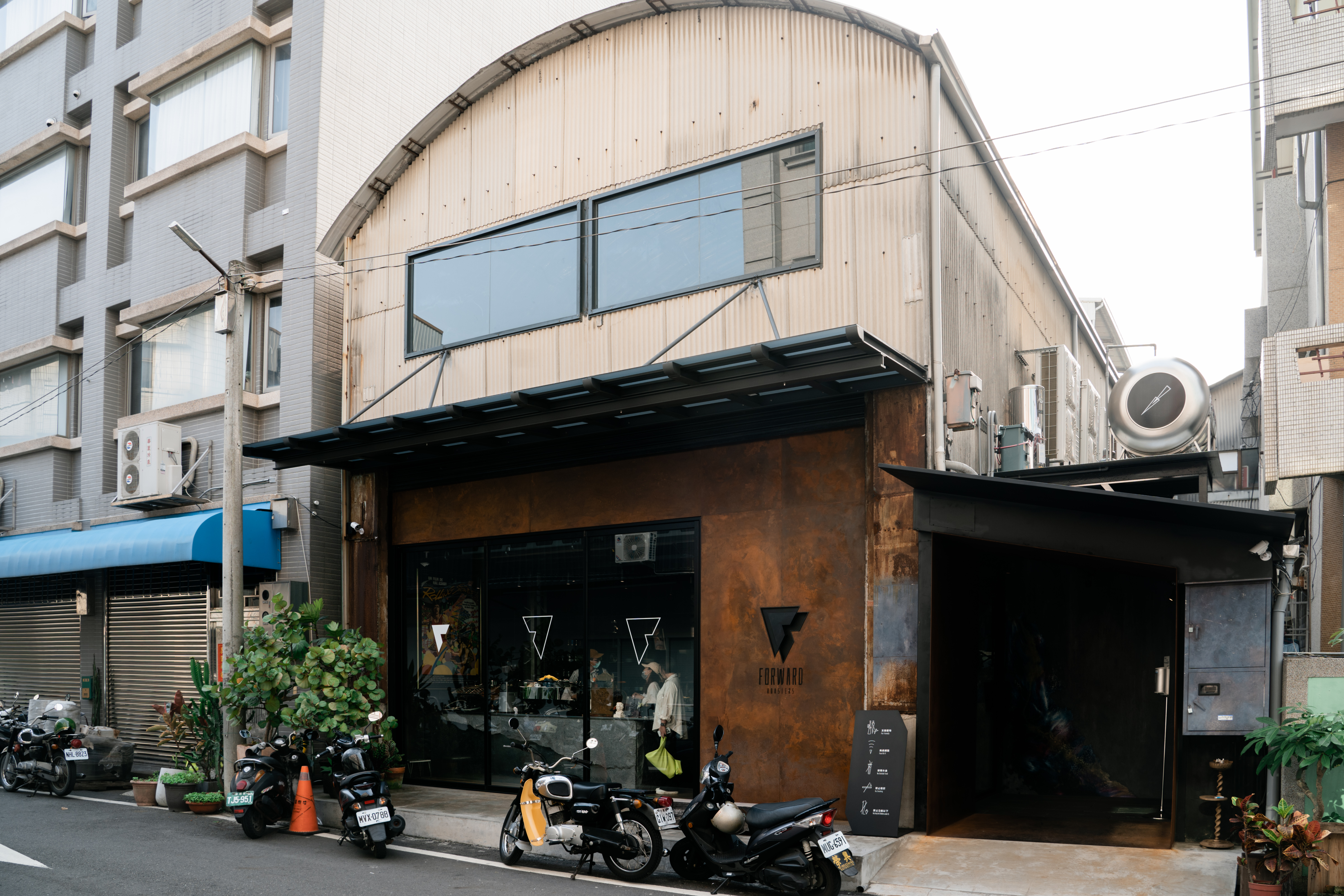 舊店與新店僅有一步之遙。