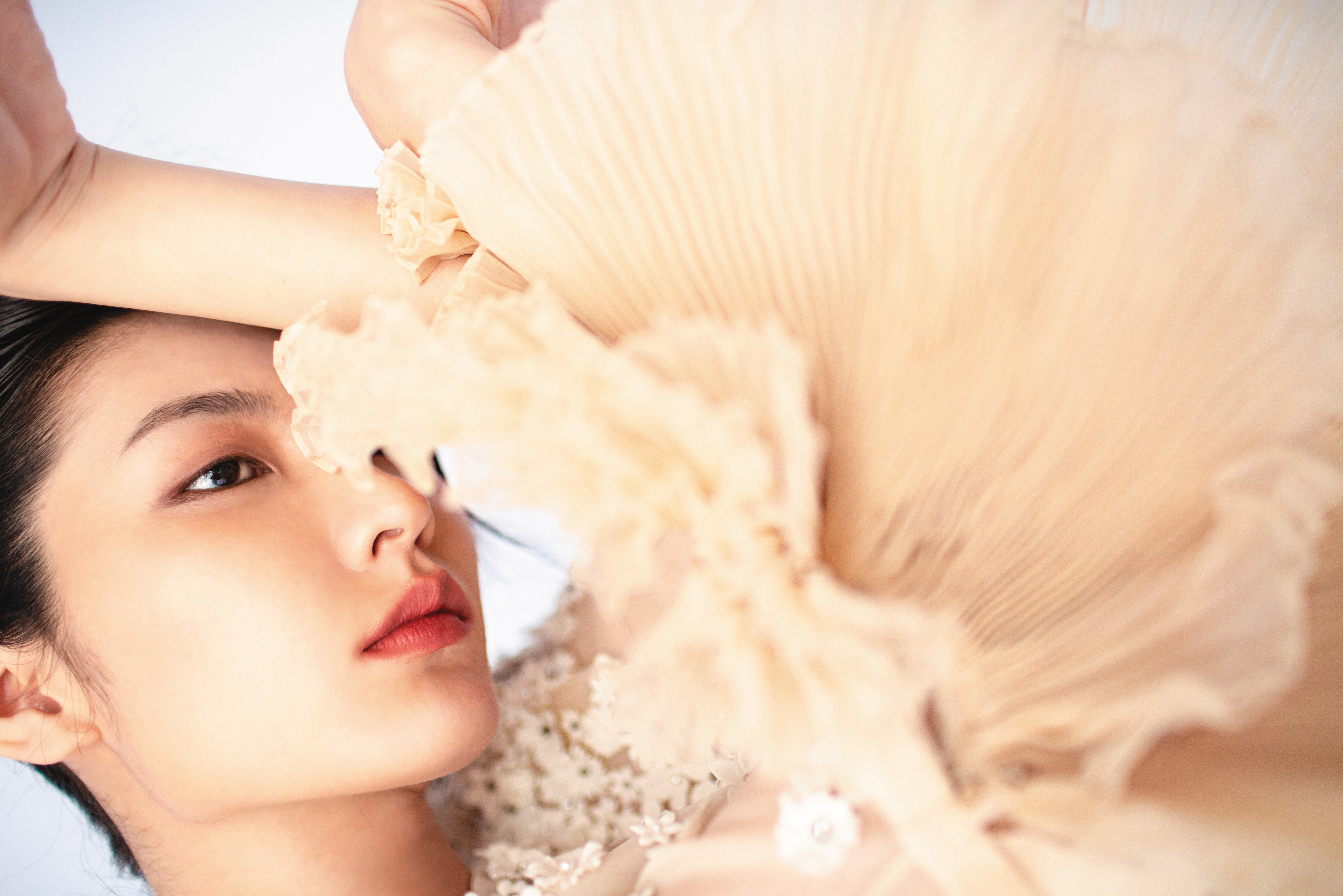 立體花卉刺繡褶袖烏干紗洋裝NT$604,000 by VALENTINO。