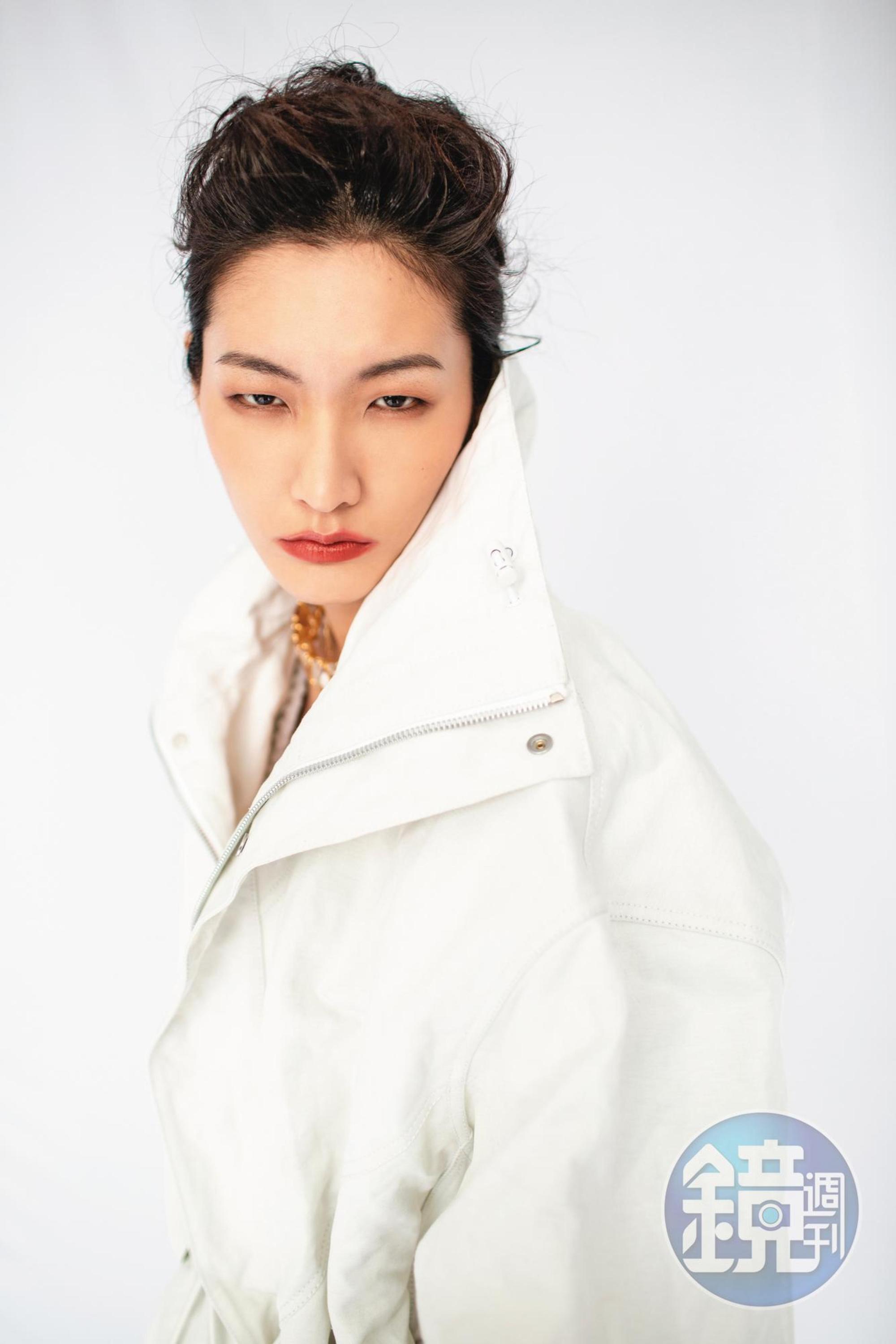 米白派克大衣外套 NT$126,900 by BOTTEGA VENETA；Harmonia頸鍊NT$32,000 by SWAROVSKI。