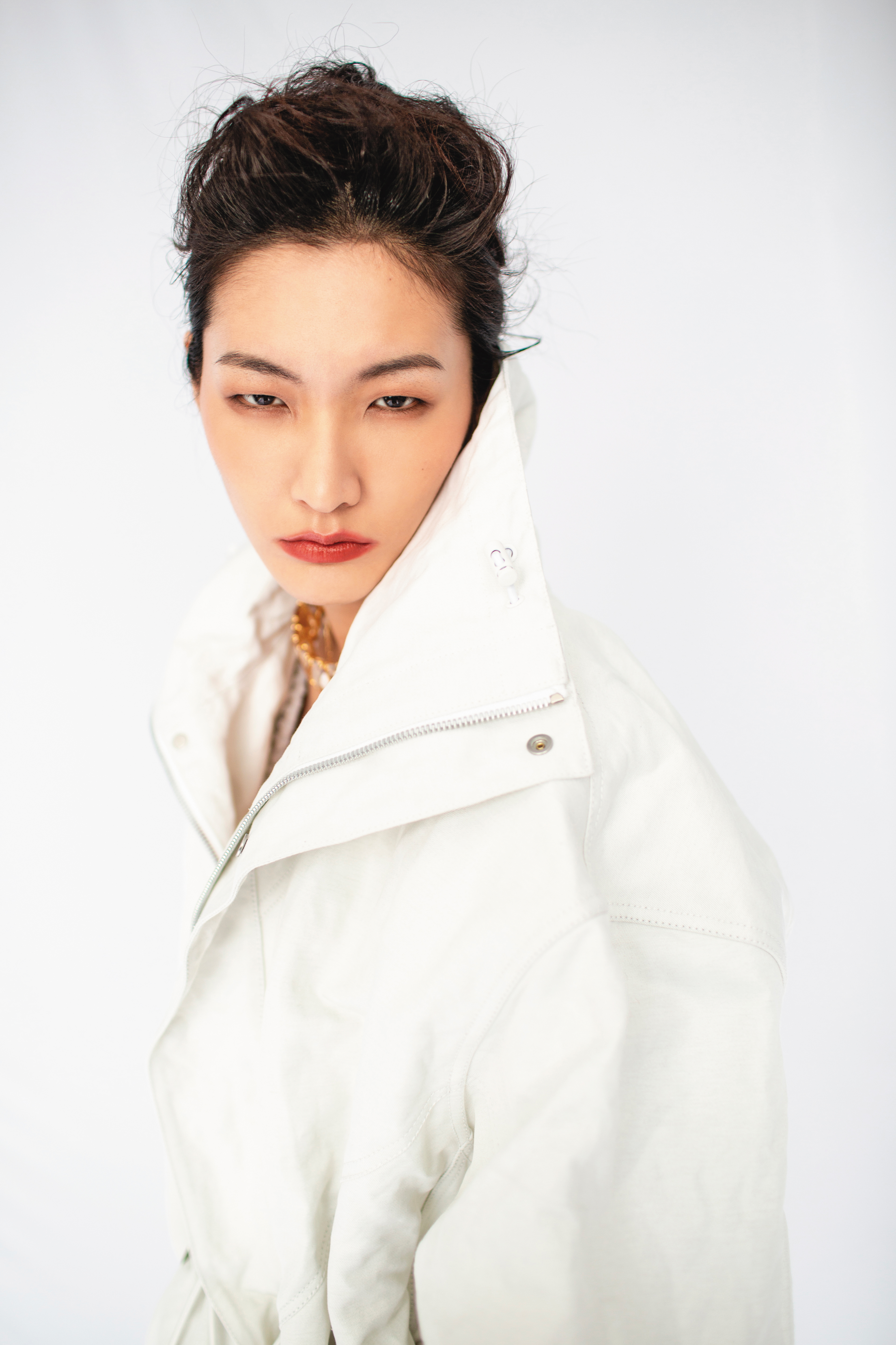 米白派克大衣外套 NT$126,900 by BOTTEGA VENETA；Harmonia頸鍊NT$32,000 by SWAROVSKI。