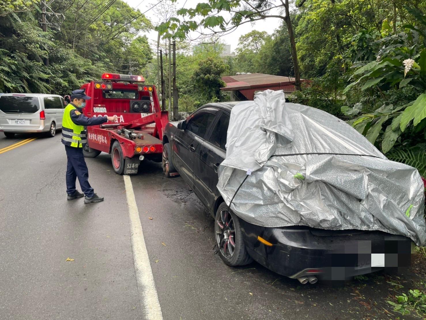 警方清查占用路邊停車格的廢棄車輛。（翻攝畫面）