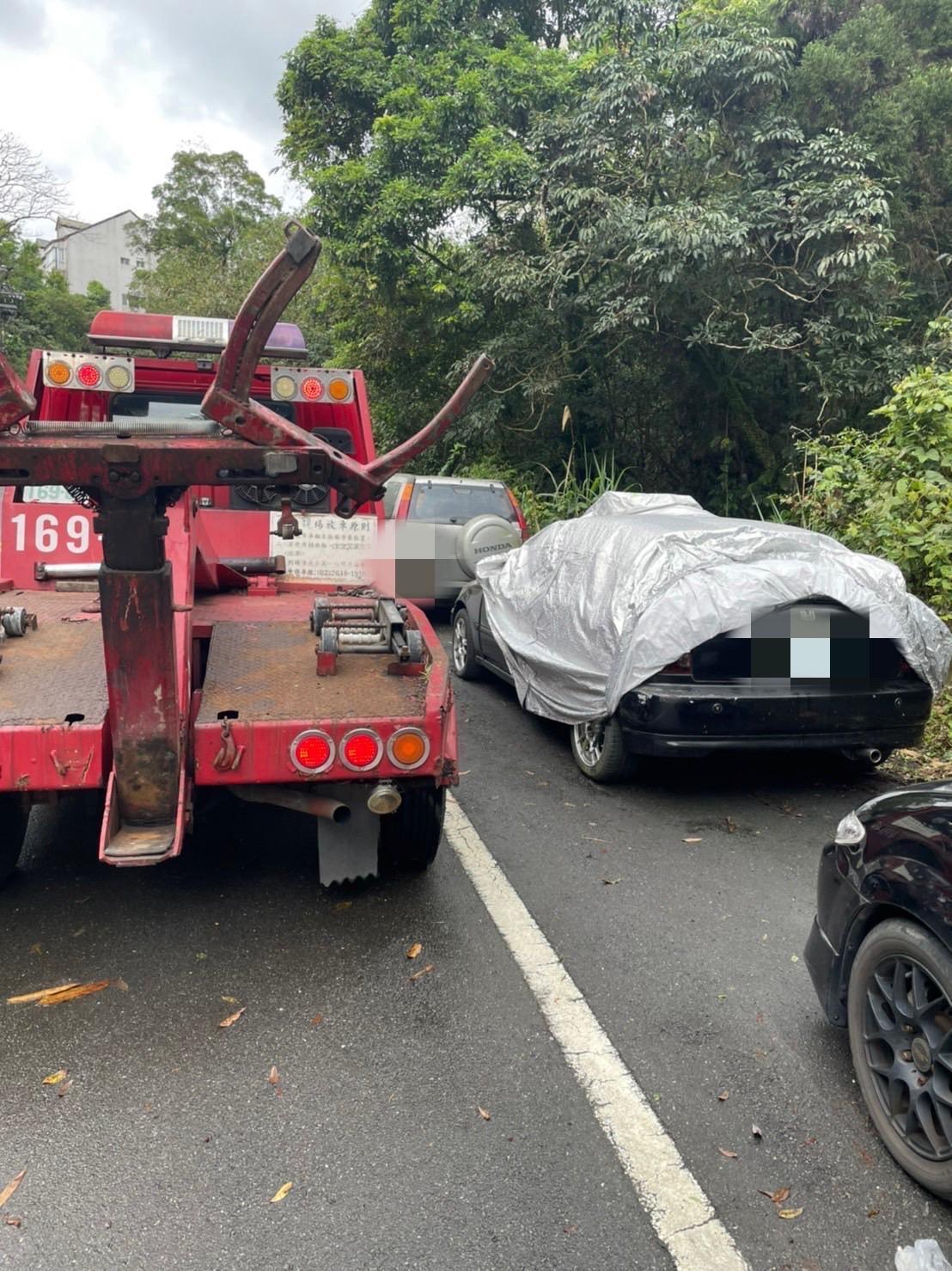 部分逾期未檢遭註銷的車輛也被一併拖走移置。（翻攝畫面）
