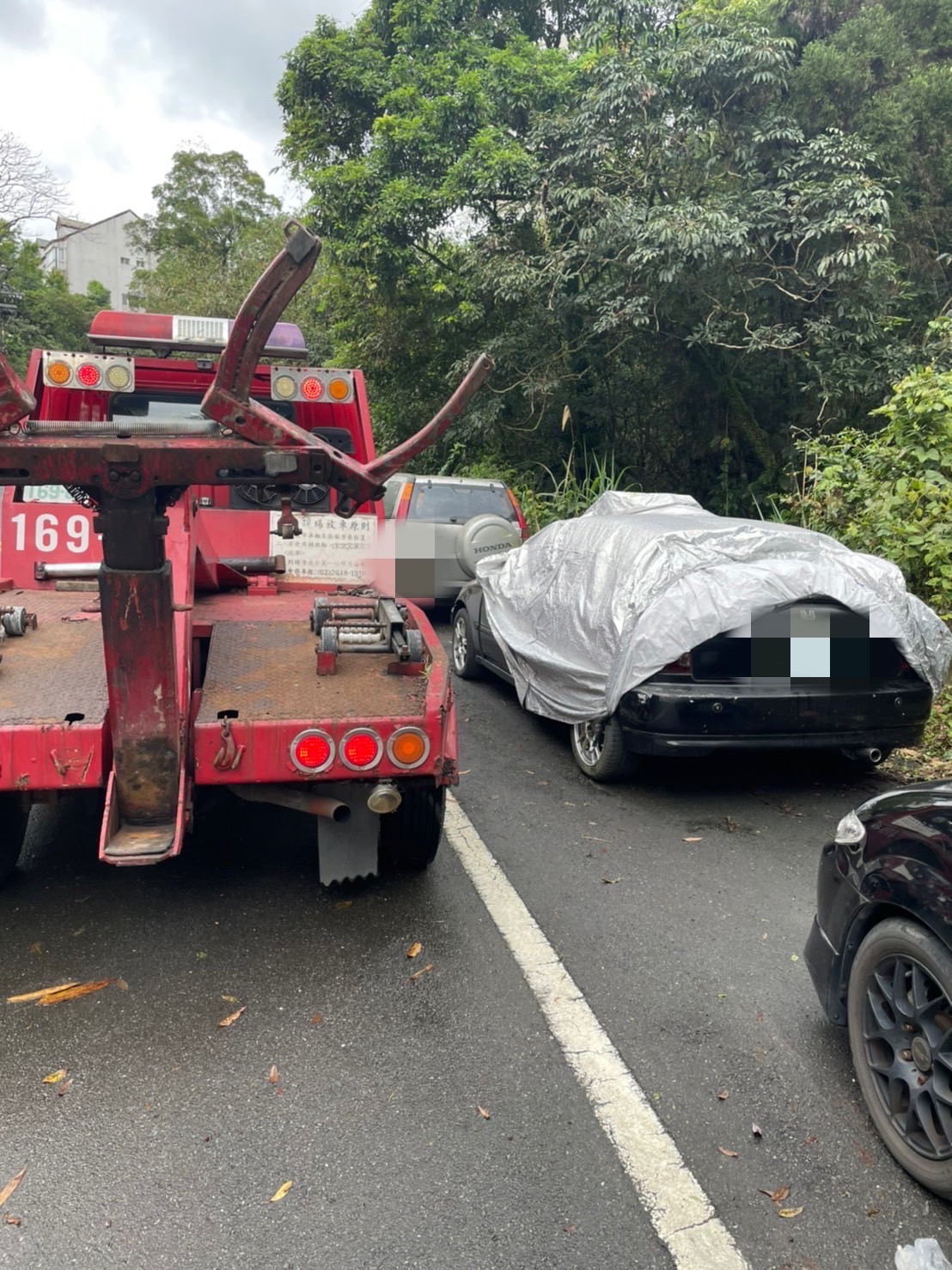 部分逾期未檢遭註銷的車輛也被一併拖走移置。（翻攝畫面）