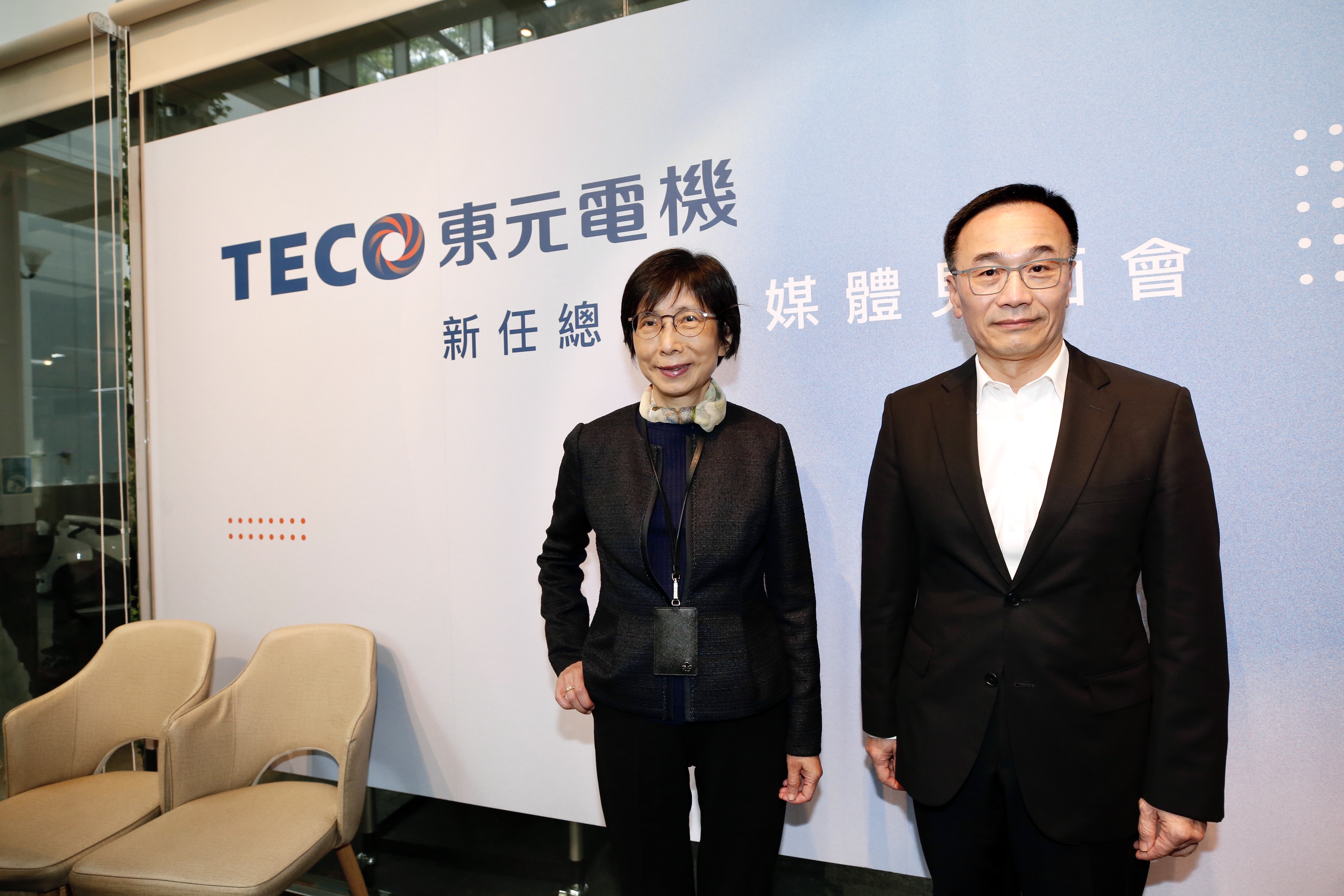 東元董事長邱純枝（左）帶著新任總經理范炘（右）出席媒體見面會，期許東元在既有的基礎上，開創前瞻性的成長機會。