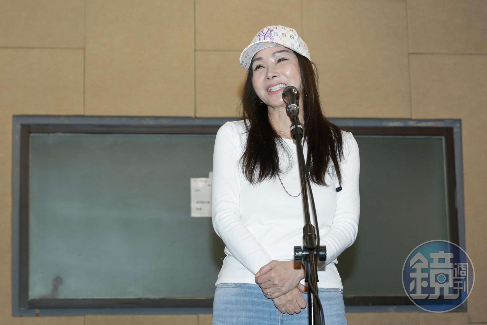 陳美鳳深情演唱〈繁華攏是夢〉。