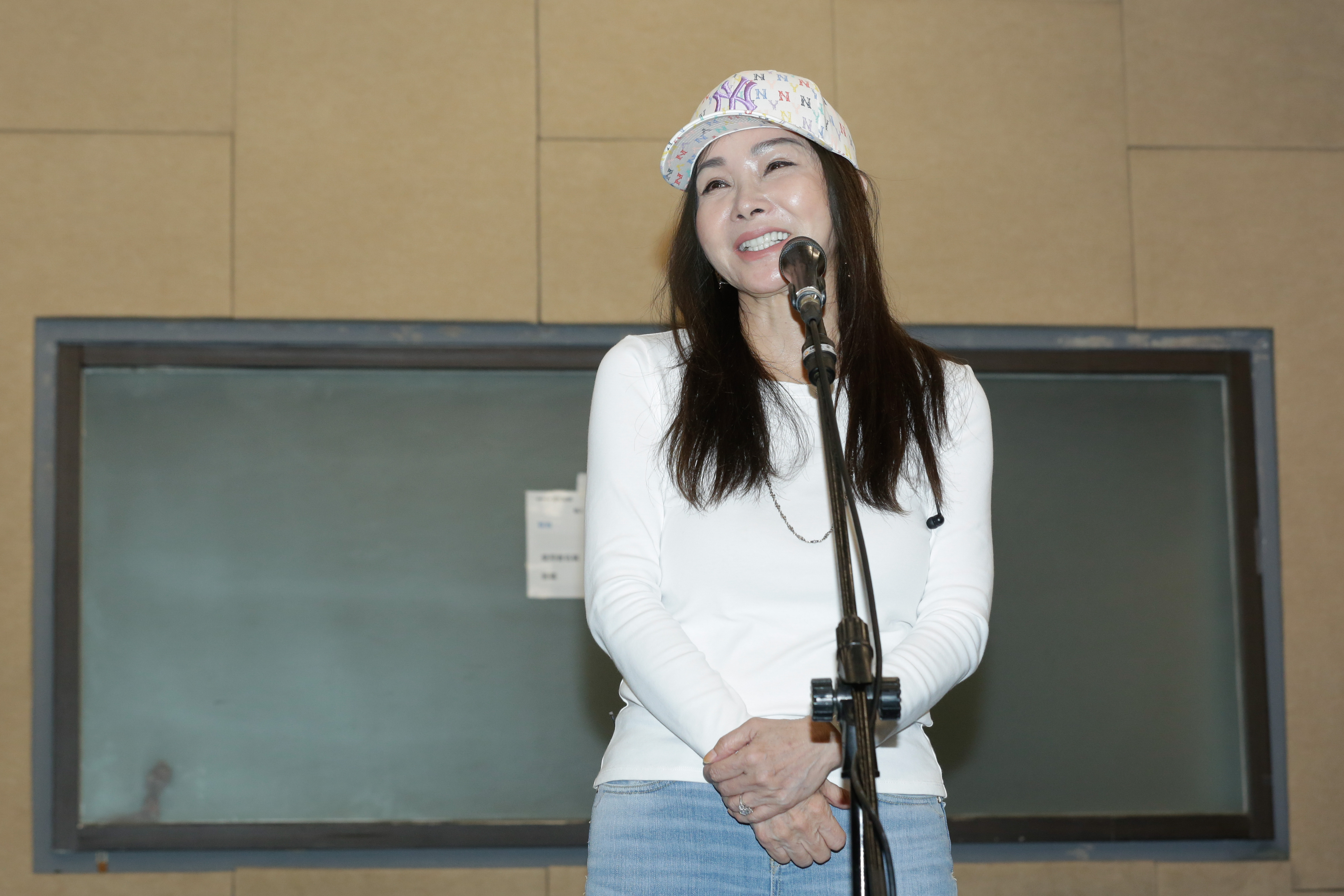 陳美鳳深情演唱〈繁華攏是夢〉。