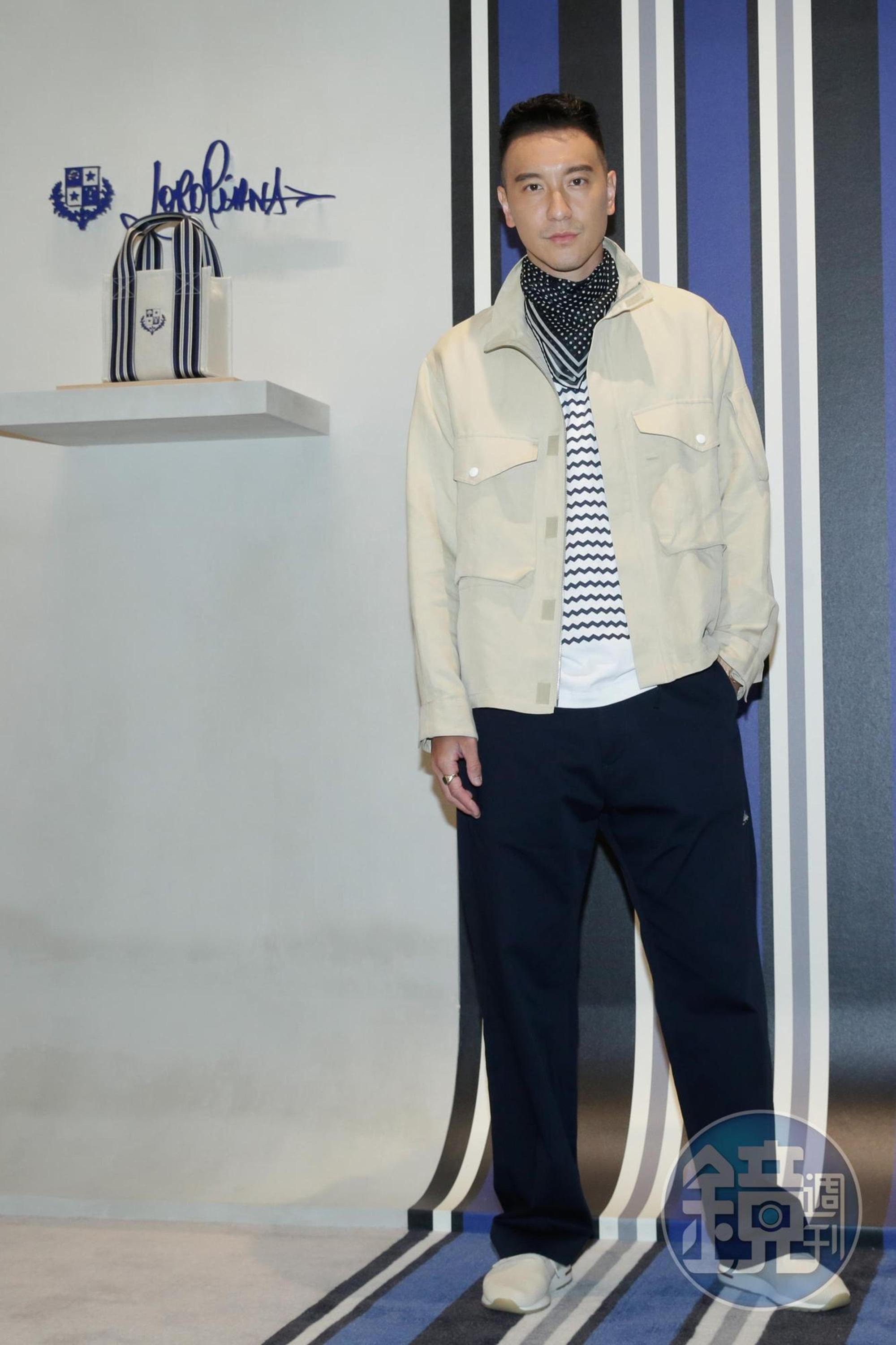 王陽明身著Loro Piana亞麻雙口袋夾克 （NT$69,000），搭配波浪紋棉質圓領上衣（NT$16,100）、圓點緄邊絲巾（NTD6,200）與Logo直筒西裝褲（NT$16,500）。