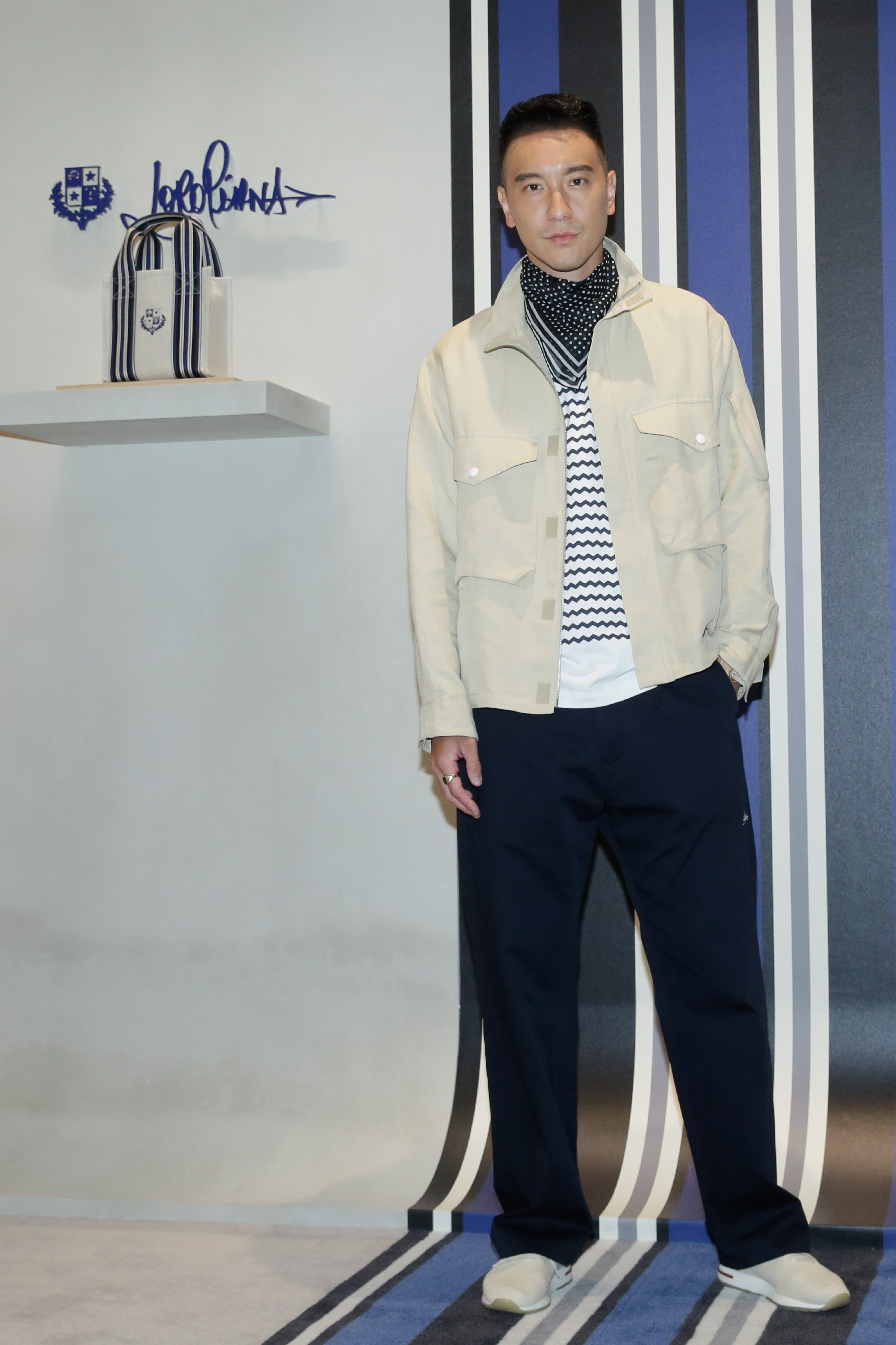 王陽明身著Loro Piana亞麻雙口袋夾克 （NT$69,000），搭配波浪紋棉質圓領上衣（NT$16,100）、圓點緄邊絲巾（NTD6,200）與Logo直筒西裝褲（NT$16,500）。