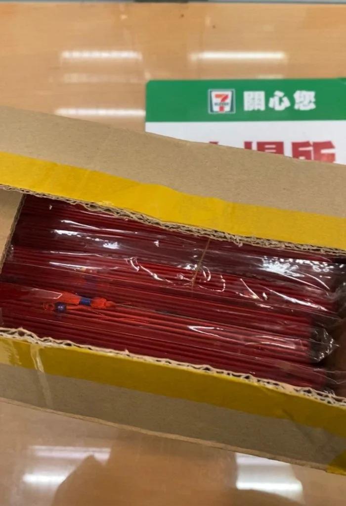 網友收到詐騙包裹,打開之後,裡面竟然一盒滿滿的紅包袋。(翻攝自Dcard)