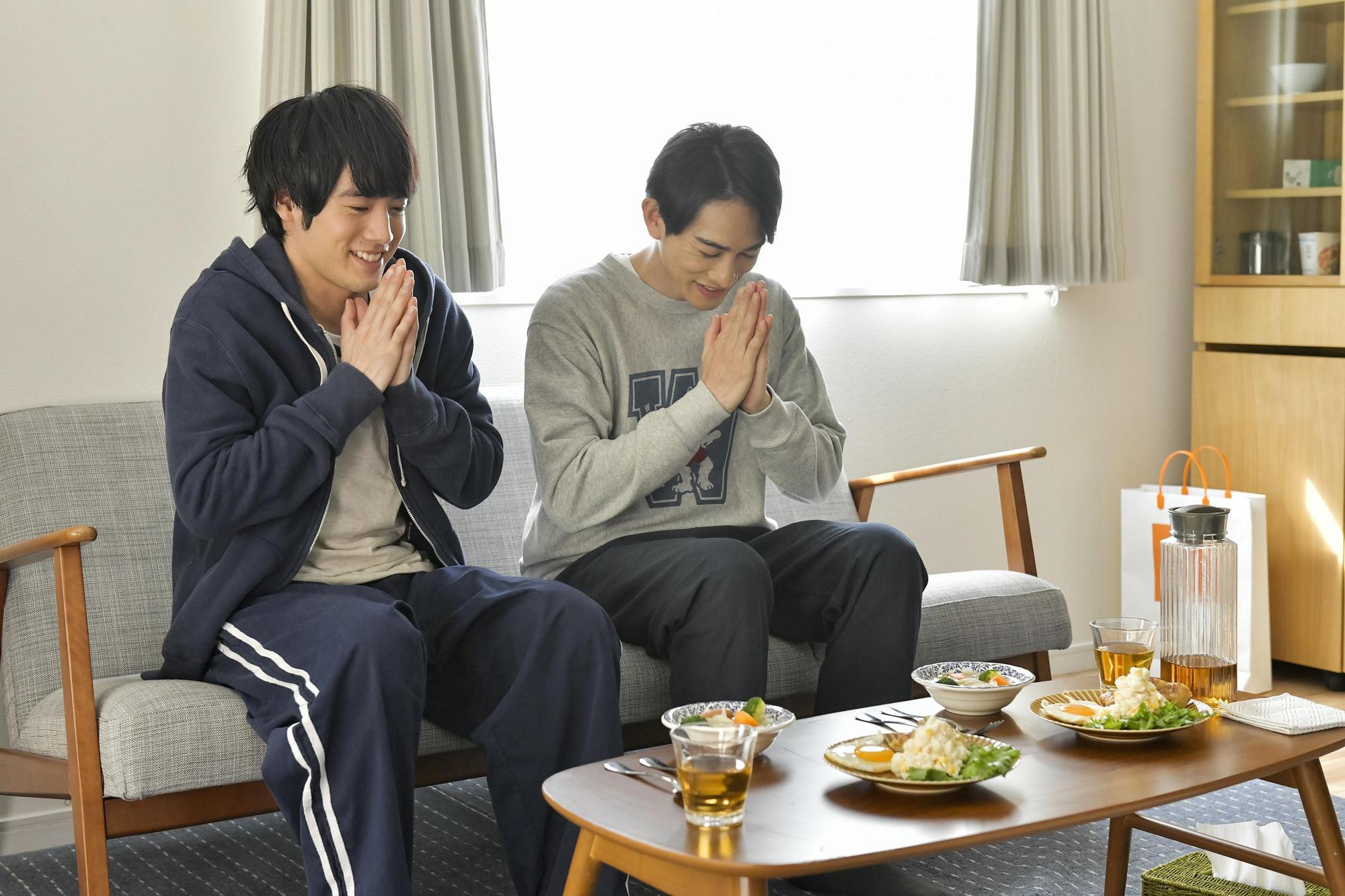 赤楚衛二（左）與町田啓太主演的《電影版 如果30歲還是處男，似乎就能成為魔法師》今日台同步上映。（車庫娛樂提供）