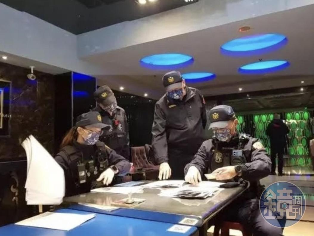 警方逐一檢查小黃卡。(資料照片)