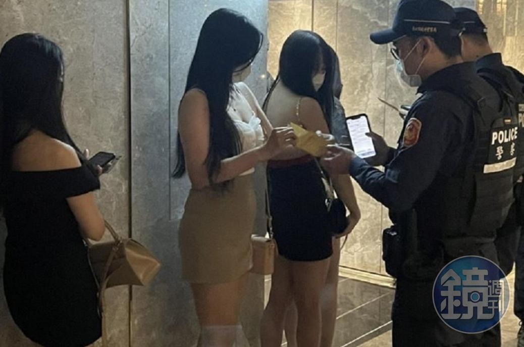 警方檢查身份和小黃卡。(資料照片)
