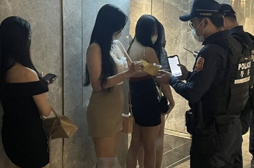 警方檢查身份和小黃卡。（資料照片）