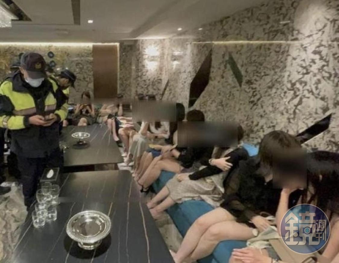 小姐排排坐等警方查小黃卡。(資料照片)