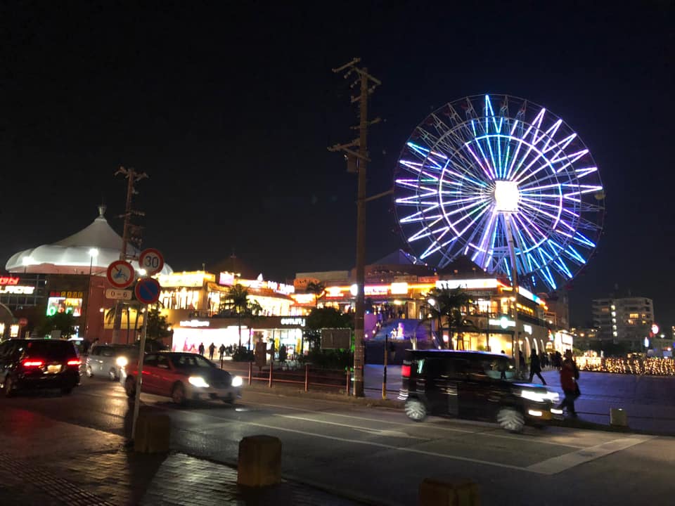 網友紛紛曬出沖繩美國村的摩天輪照片壞念。（翻攝自臉書爆廢公社）