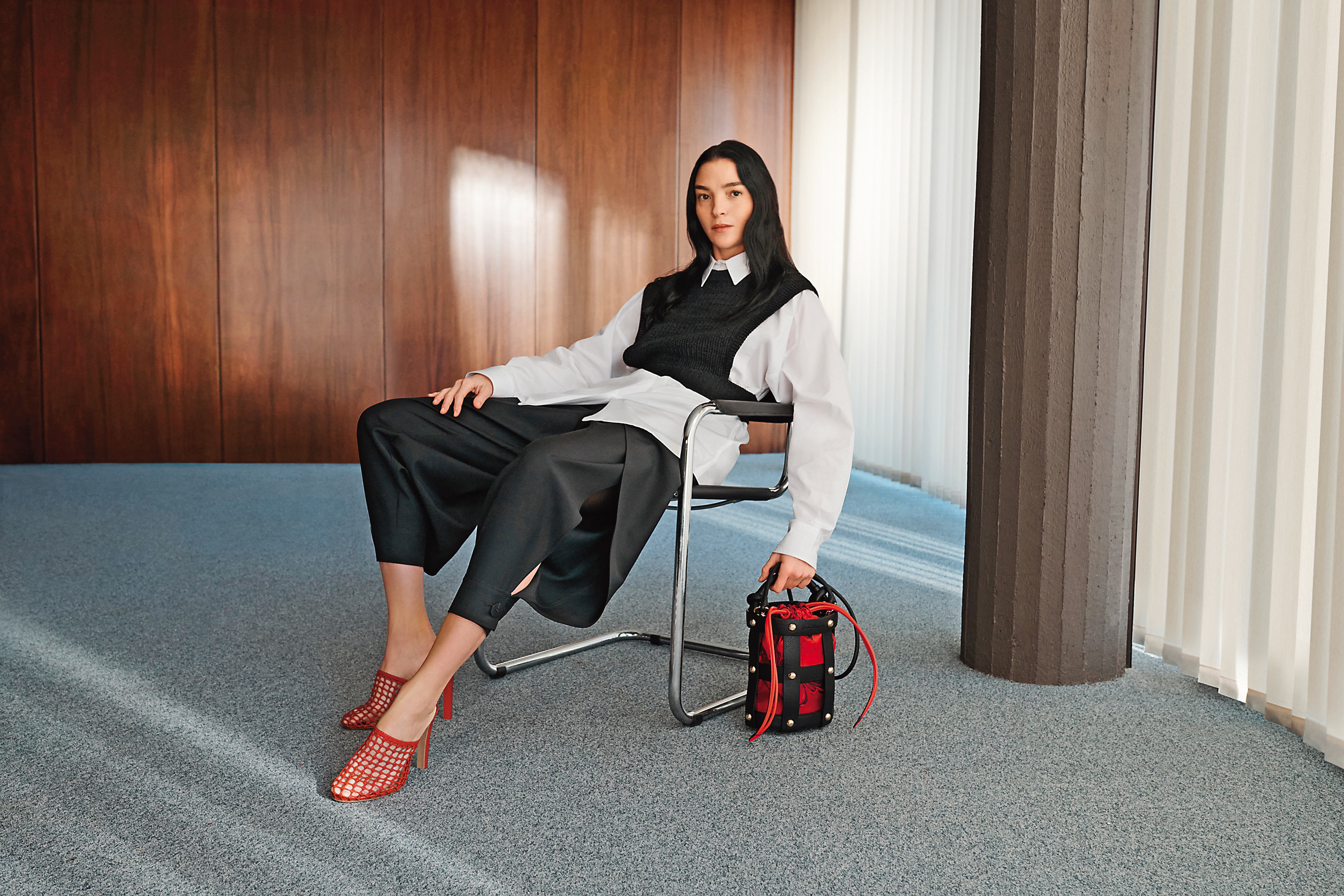 名模 Mariacarla Boscono於義大利工業城市都靈 Turin 裡的造紙廠 Cartiere Burgo 舊址拍攝Cage Bag的大片。（Salvatore Ferragamo提供）