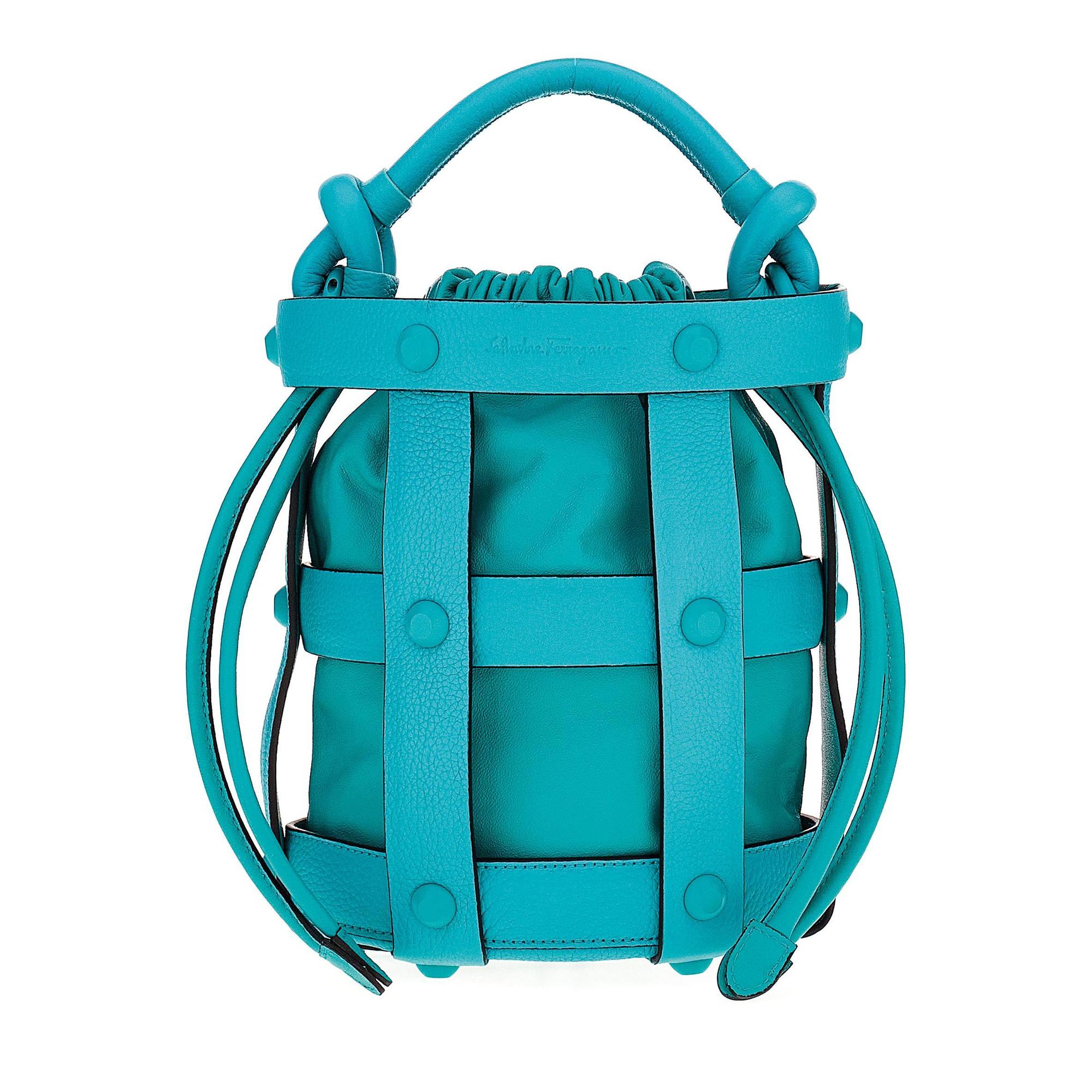 Cage Bag松綠石藍皮革鳥籠包 NT$81,900 （Salvatore erragamo提供）