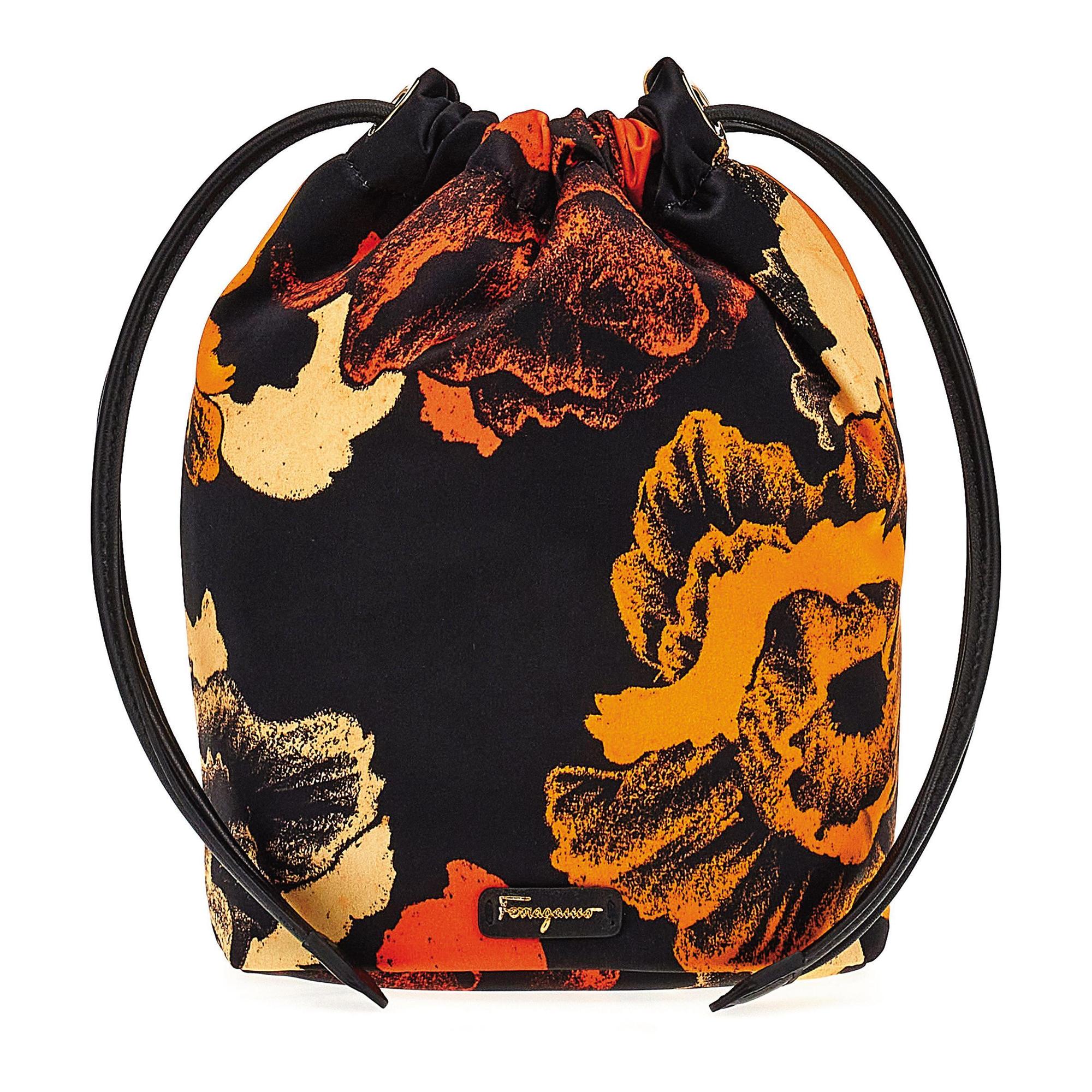罌粟花圖騰真絲抽繩小包 NT$11,500 （Salvatore Ferragamo提供）