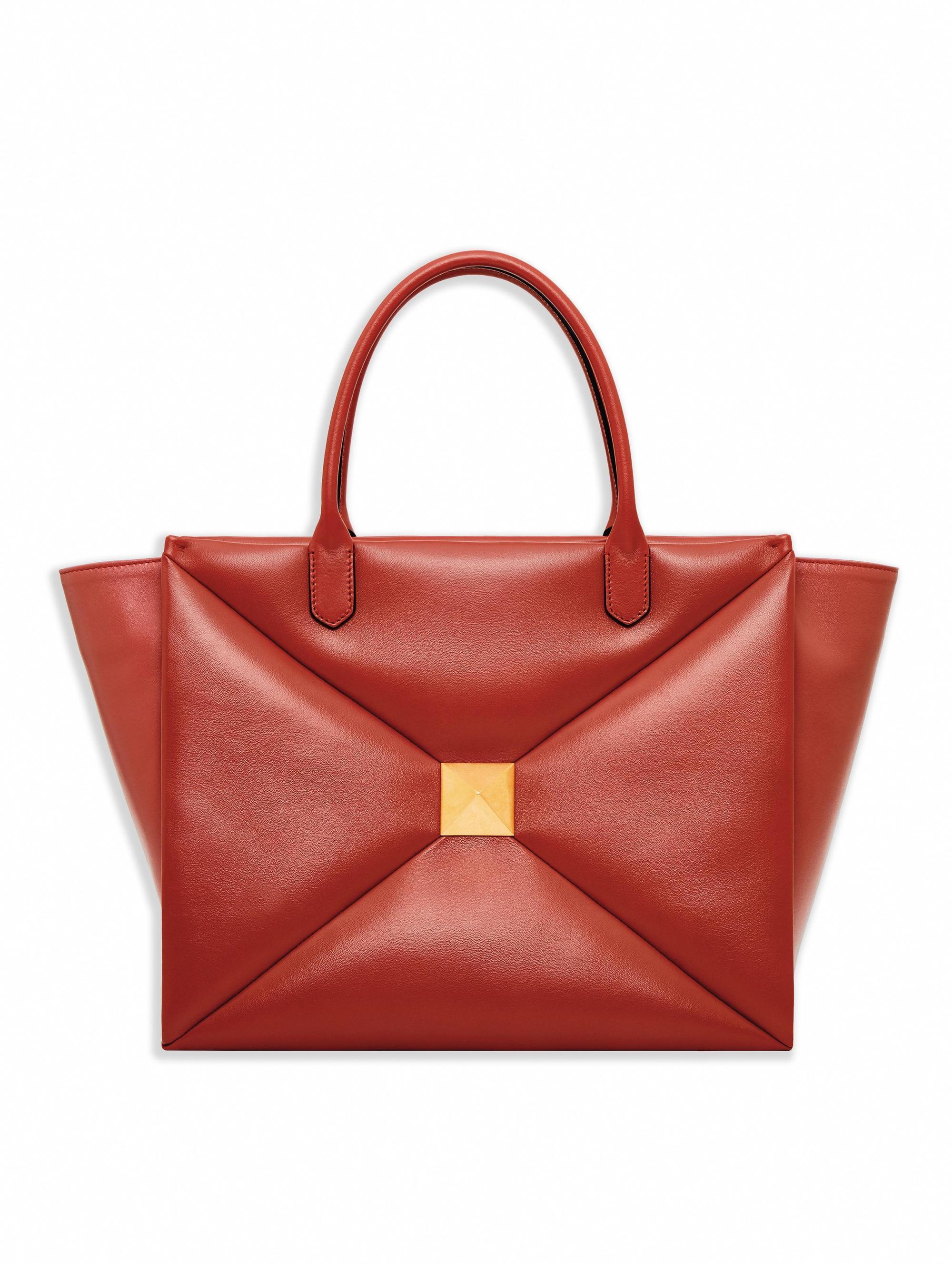 Valentino Garavani One Stud薑餅棕小羊皮大型提包（另附皮革背帶） NT$116,500 （VALENTINO提供）
