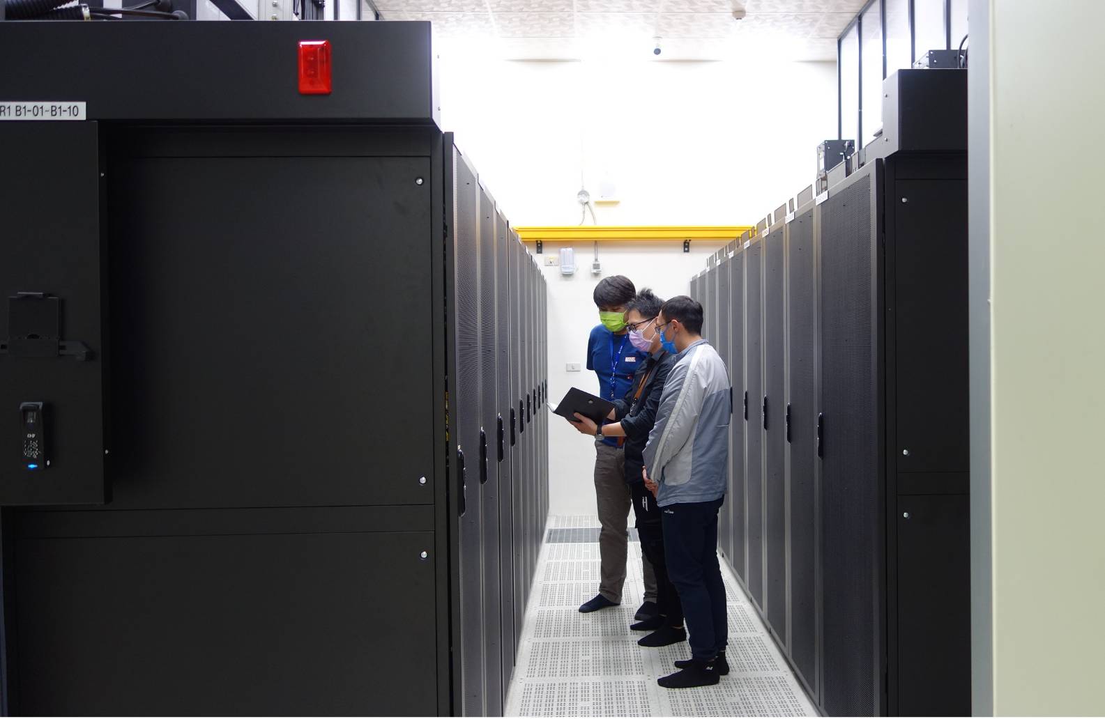 日月光集團高雄廠推動綠色機房建置,TaiSEIA「資料中心能源使用效率驗證」金質級標章,為全台第一家通過該等級驗證的企業,節能成果優於國際平均16~28%。(日月光提供)