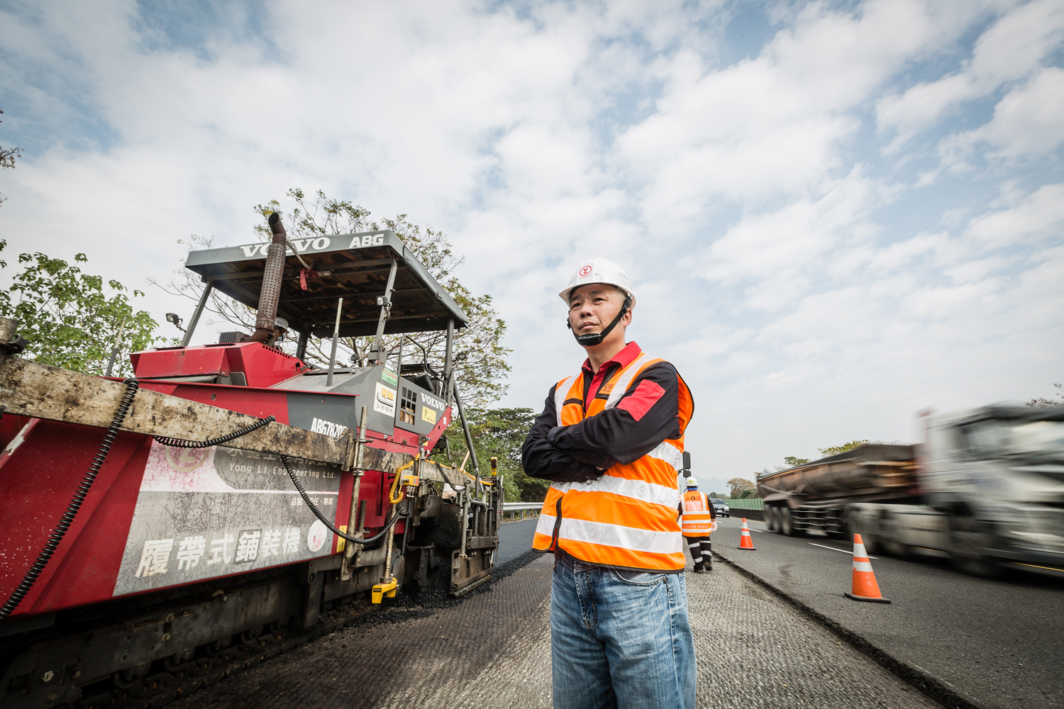 郭晉宏從鋪馬路工人做起，創業開公司，導入新技術與機具，要將傳產翻轉成科技產業。