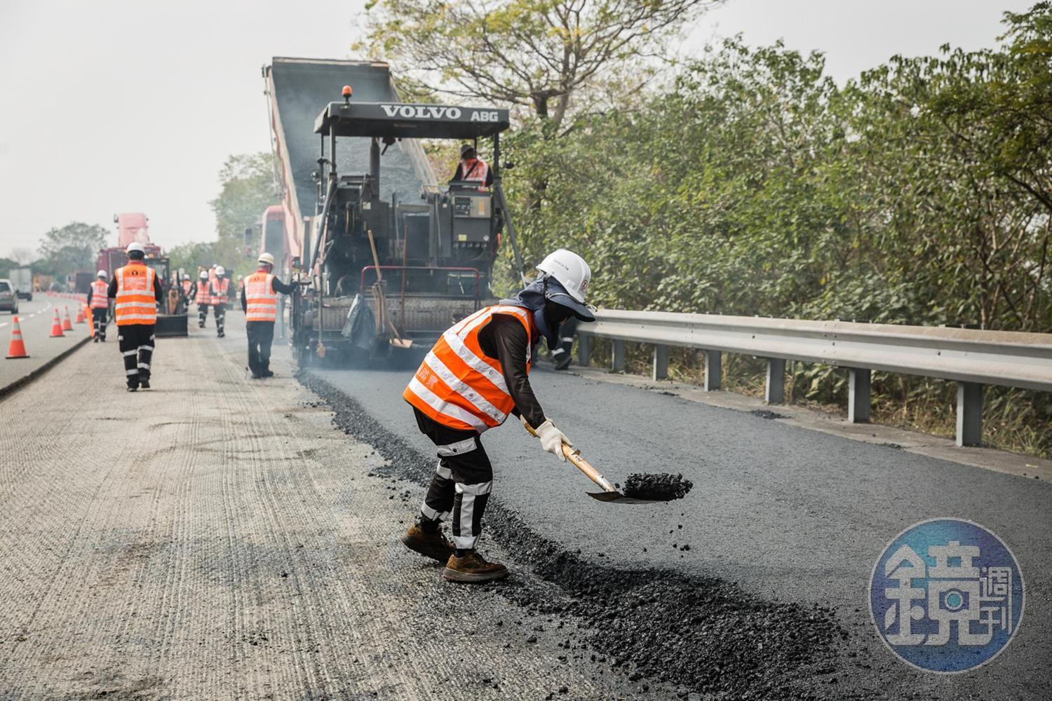 在高速公路刨除、鋪設路面危險性很高,防護設備與措施需更嚴格,永䥶員工身上的LED燈反光背心是郭晉宏特別設計的。