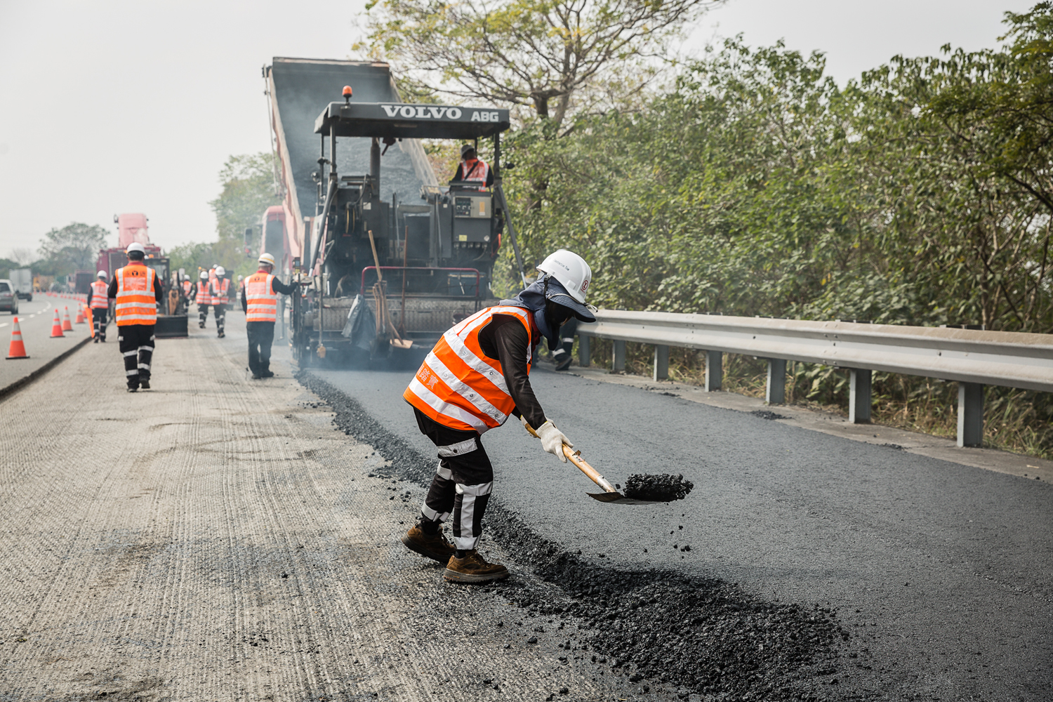 在高速公路刨除、鋪設路面危險性很高，防護設備與措施需更嚴格，永䥶員工身上的LED燈反光背心是郭晉宏特別設計的。