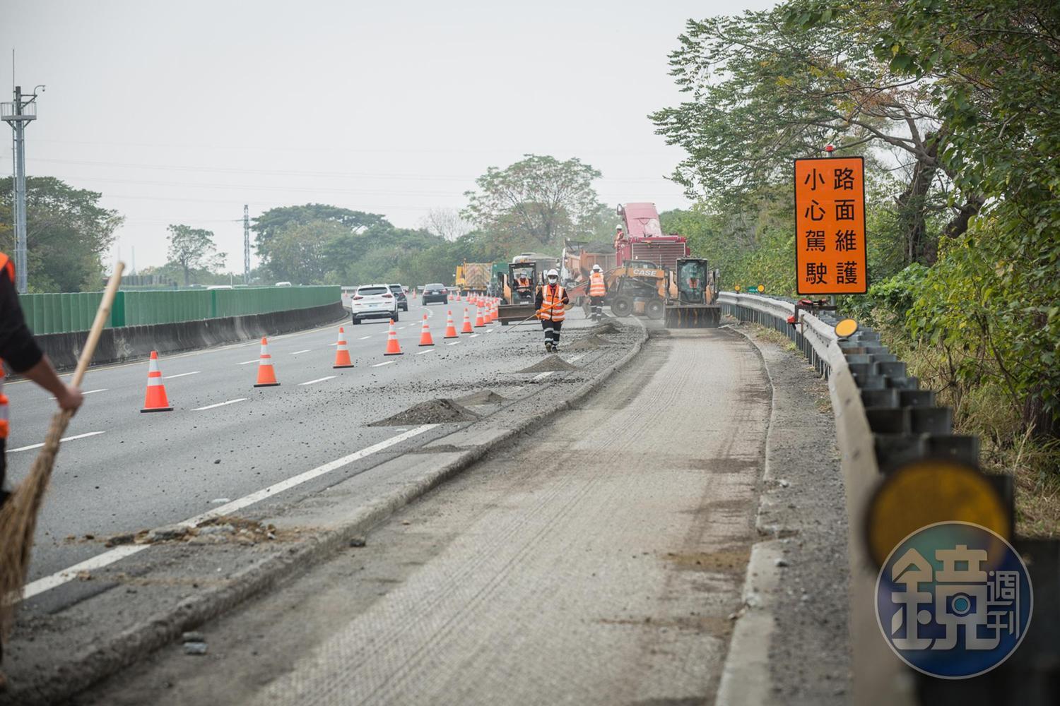 在高速公路刨除、鋪設路面,工作人員會用三角錐區隔出施工區域,但還是會有車輛惡意或不小心逼近、闖入。