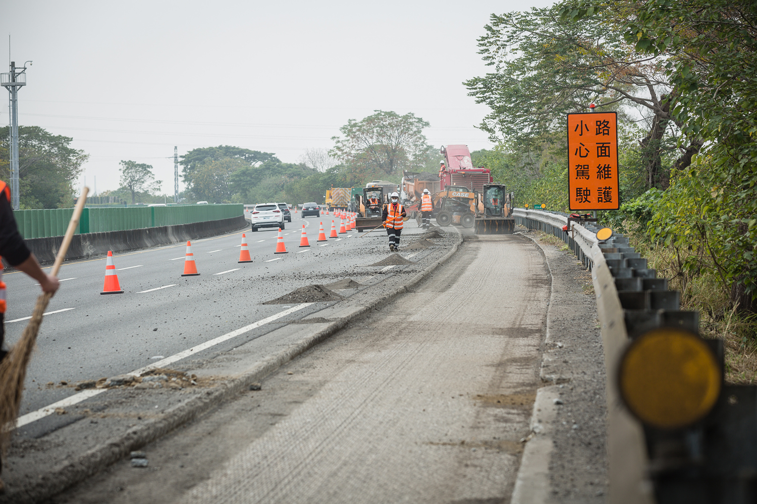 在高速公路刨除、鋪設路面，工作人員會用三角錐區隔出施工區域，但還是會有車輛惡意或不小心逼近、闖入。