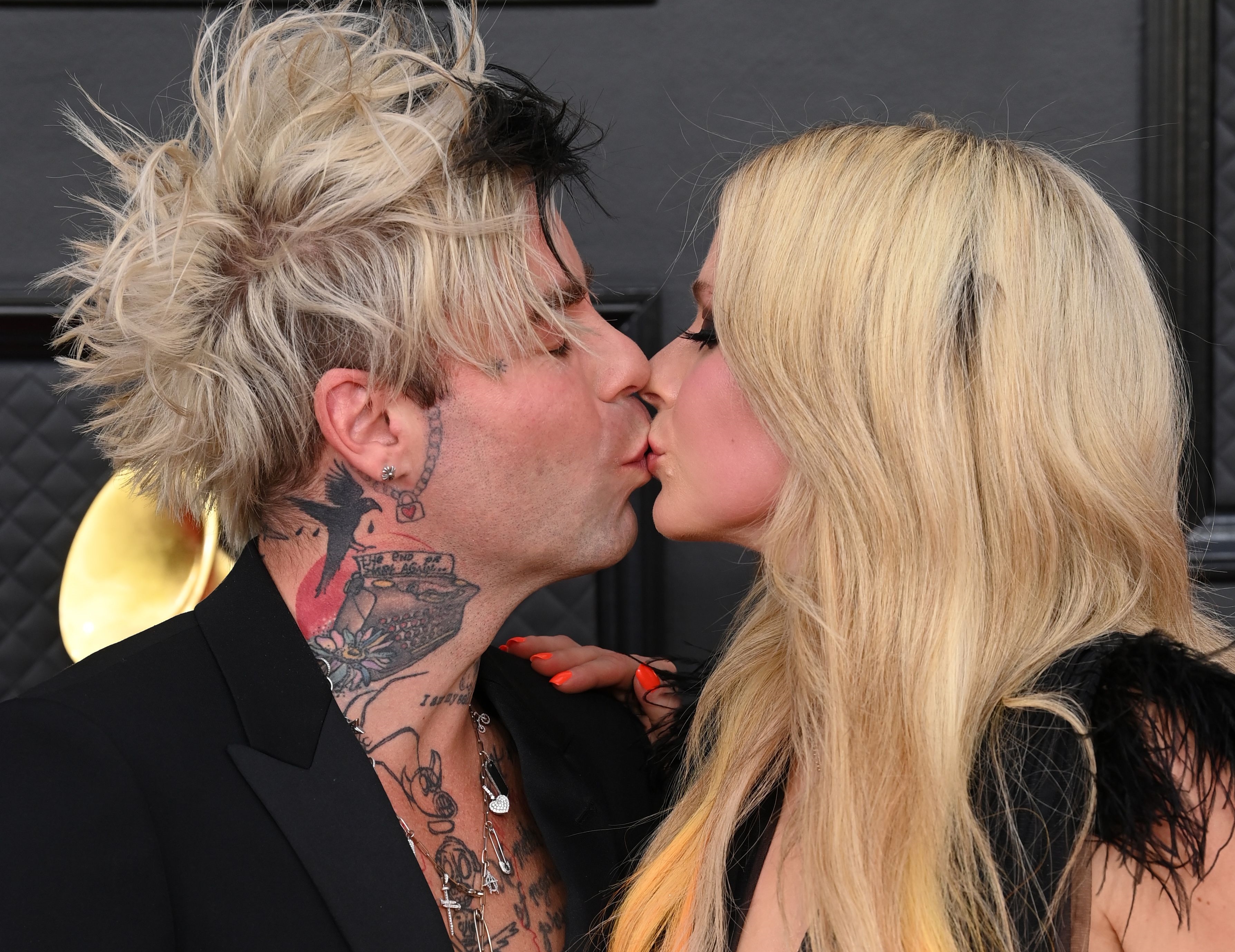 艾薇兒（右）與Mod Sun在葛萊美獎紅毯上大玩親親放閃。（東方IC）