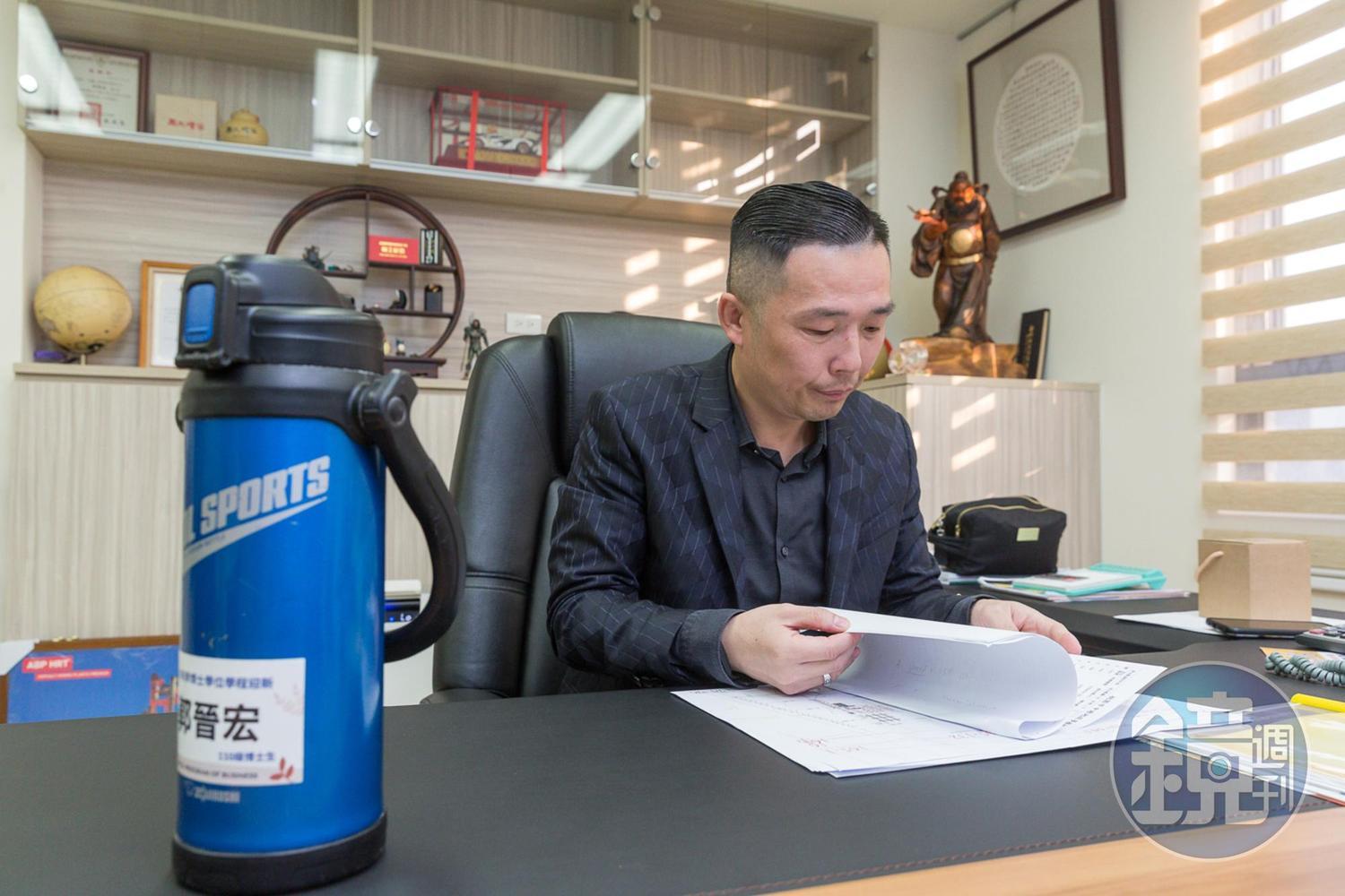 郭晉宏不喝酒，每天帶著容量二公升的水壺，讓自己一日喝水量至少2000C.C.。